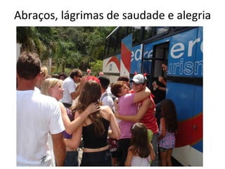 Abraços, lágrimas de saudade e alegria 