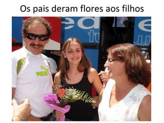 Os pais deram flores aos filhos 