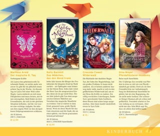 41kinderbuch
Marliese Arold
Der magische 8. Tag
Verborgene Kräfte
Als Laura eine geheimnisvolle Ta-
schenuhr ﬁndet, ist nichts mehr wie
zuvor: Es gibt für sie plötzlich einen
achten Tag in der Woche. An diesem
Tag ist Laura Teil einer Welt voller
Magie. Laura entdeckt an sich neue
Fähigkeiten und muss lernen, mit ih-
nen umzugehen. Bald ﬁndet sie drei
Freundinnen, die sich in der gleichen
Situation beﬁnden. Auf die vier war-
tet eine wichtige Aufgabe: Sie müs-
sen ihre eigene Welt vor den skrupel-
losen Zeitprogrammierern schützen.
Ab 10 Jahren.
240 S. | Edel Kids
€ 12,99
Kelly Barnhill
Das Mädchen,
das den Mond trank
Jedes Jahr lassen die Bürger des Pro-
tektorats ihr jüngstes Kind im Wald
zurück – als Opfergabe zum Schutz
vor der bösen Hexe. Jedes Jahr rettet
die Hexe Xan die ausgesetzten Kin-
der, denn sie ist gar nicht böse. Die-
ses Jahr jedoch gibt Xan dem ausge-
setzten kleinen Mädchen aus
Versehen das magische Mondlicht
zu trinken. Und so wächst in dem
Kind, genannt Luna, große Macht
heran. Wird sie diese Macht für das
Gute einsetzen und die Stadt, die sie
einst opferte, von ihrem grausamen
Schicksal befreien?
Ab 10 Jahren.
464 S. | FISCHER Sauerländer
€ 16,99
Gina Mayer
Pferdeflüsterer-Academy
Reise nach Snowﬁelds
Die 13-jährige Zoe versteht von Pfer-
den in etwa so viel wie von Physik –
nämlich gar nichts. Doch als sie ihre
Freundin Kim zur Aufnahmeprü-
fung ins Reitinternat Snowﬁelds be-
gleitet, hat sie eine Begegnung, die
sie nicht mehr loslässt. Der schwar-
ze Hengst Shaman gilt als scheu und
gefährlich. Trotzdem scheint er Zoe
von Anfang an zu vertrauen. Aber
nicht nur das: Sein Blick sagt ihr,
dass sie allein ihm helfen kann.
Ab 10 Jahren.
224 S. | Ravensburger
€ 9,99
Cressida Cowell
Wilderwald
Die Rückkehr der dunklen Magie
Xar, der Sohn des Magierkönigs, hat
ein großes Problem: Er kann nicht
zaubern. Als er keinen anderen Aus-
weg mehr sieht, macht er sich in den
gefährlichen Wilderwald auf, um ei-
ner Hexe die Kräfte zu rauben. Ein
völlig verrücktes Unterfangen, ﬁndet
Xars sprechender Rabe Kaliburn,
denn Hexen sind schon lange ausge-
storben. Aber dann landet tatsächlich
etwas in Xars Falle …
Ab 10 Jahren.
312 S. | Arena
€ 15,–
 