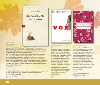 10
Maja Lunde
Die Geschichte
der Bienen
England im Jahr 1852: Der Biologe William kann seit Wochen das Bett
nicht verlassen. Als Forscher sieht er sich gescheitert, sein Samengeschäft
liegt brach. Doch dann kommt er auf eine Idee, die alles verändern könnte –
die Idee für einen völlig neuartigen Bienenstock.
Ohio, USA im Jahr 2007: Der Imker George träumt davon, dass sein Sohn
eines Tages seinen Hof übernimmt. Tom aber träumt vom Journalismus.
Bis eines Tages das Unglaubliche geschieht: Die Bienen verschwinden.
China, im Jahr 2098: Die Arbeiterin Tao bestäubt von Hand Bäume, denn
Bienen gibt es längst nicht mehr. Mehr als alles andere wünscht sie sich ein
besseres Leben für ihren Sohn Wei-Wen. Als der jedoch einen mysteriösen
Unfall hat, steht plötzlich alles auf dem Spiel: das Leben ihres Kindes und
die Zukunft der Menschheit.
528 S. | btb
€ 11,–
Ebenfalls erhältlich: »Die Geschichte der Bienen« als gebundene Ausgabe und
der neue Bestseller von Maja Lunde »Die Geschichte des Wassers«
Auch als Hörbuch erhältlich:
10 h 2 | der Hörverlag
€ 19,99
Christina Dalcher
Vox
Als die neue Regierung anordnet,
dass Frauen ab sofort nicht mehr als
hundert Wörter am Tag sprechen
dürfen, will Jean diese wahnwitzige
Nachricht nicht wahrhaben. Nicht im
21. Jahrhundert. Nicht in Amerika.
Doch schon bald kann Jean ihren
Beruf nicht mehr ausüben. Schon
bald wird ihrer Tochter Sonia in
der Schule nicht länger Lesen und
Schreiben beigebracht. Sie und alle
Mädchen und Frauen werden ihres
Stimmrechts, ihres Lebensmuts,
ihrer Träume beraubt. Aber das ist
nicht das Ende. Jean will sich ihre
Stimme zurückerkämpfen.
400 S. | S.Fischer
€ 20,–
Sofia Lundberg
Das rote Adressbuch
Als Doris zehn Jahre alt wird, macht
ihr Vater ihr ein besonderes Ge-
schenk: ein rotes Adressbuch, in dem
sie all die Menschen verewigen soll,
die ihr etwas bedeuten. Jahrzehnte
später hütet Doris das kleine Buch
noch immer wie einen Schatz. Und ei-
nes Tages beschließt sie, anhand der
Einträge ihre Geschichte niederzu-
schreiben. So reist sie zurück in ihr
bewegtes Leben – zurück nach Schwe-
den und zu dem Mann, den sie einst
verlor, aber nie vergessen konnte.
352 S. | Goldmann
€ 20,–
Auch als Hörbuch erhältlich:
7 h 22 | der Hörverlag
€ 20,–
 