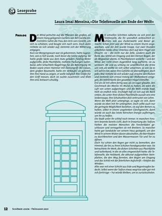 Prolog
Laura Imai Messina,»Die Telefonzelle am Ende der Welt«
D
er Wind peitschte auf die Pflanzen des großen, an
einem Hang gelegenen Gartens von Bell Gardia ein.
Instinktiv nahm die Frau den Arm vors Gesicht, um
sich zu schützen, und beugte sich nach vorn. Doch dann
richtete sie sich wieder auf, stemmte sich der Witterung
entgegen.
Kurz vor Morgengrauen war sie gekommen, hatte zugese­
hen, wie es hell wurde, noch bevor die Sonne aufging. Sie
hatte große Säcke aus dem Auto geladen: fünfzig Meter
aufgerollte, dicke Plastikfolie, mehrere Packungen Isolier­
band, zehn Schachteln Nagelringe für die Befestigung im
Boden sowie einen Hammer mit Damengriff. Bei Conan,
dem großen Baumarkt, hatte ein Verkäufer sie gebeten,
ihm ihre Hand zu zeigen, er wolle lediglich ihre Größe für
den Griff messen, doch sie zuckte zusammen und blieb
ihm eine Antwort schuldig.
M
it schnellen Schritten näherte sie sich jetzt der
Telefon­
zelle, die ihr unendlich zerbrechlich er­
schien, wie aus Zu­
ckerwatte und Baiser ge­
macht. Schon jetzt war der Wind zu einem Sturm ange­
wachsen, und die Zeit wurde knapp. Gut zwei Stunden
arbeiteten beide ohne Unterlass dort auf dem Hügel von
Õtsuchi: sie – die nicht nur die Zelle, sondern auch die
Bank, das Schild am Eingang und den kleinen Bogen, der
als Wegweiser diente, in Plastikplanen wickelte – und der
Wind, der nicht einen Augenblick lang aufhörte, sie zu
umtosen. Ab und zu schlang sie unwillkür­
lich die Arme
um sich, als wollte sie sich selbst umarmen, so wie sie es
seit Jahren tat, wenn ihre Gefühle sie überwäl­
tigten, doch
jedes Mal richtete sie sich wieder auf, streckte den Rücken
und stemmte sich erneut trotzig der Wolken­
bank entge­
gen, die mittlerweile den gesamten Hügel ein­
hüllte.
Erst als sie mit allem fertig war, als sie sogar glaubte, den
Geschmack des Meeres im Mund zu haben, als wäre die
Luft von unten aufgestiegen und die Welt stünde Kopf,
hielt sie endlich inne. Erschöpft ließ sie sich auf die Bank
sinken, die unter ihrer dicken Plastikhülle aussah wie eine
Seidenraupe, ihre Schuhsohlen dick verkrustet von Lehm.
Wenn die Welt jetzt unterginge, so sagte sie sich, dann
würde sie eben mit ihr untergehen. Doch sollte auch nur
die geringste Möglichkeit bestehen, sie auf den Beinen zu
halten, selbst in einem ungelenken Gleichgewicht, dann
würde sie auch das letzte Körnchen Energie aufbringen,
um ihr zu helfen.
Die Stadt unter ihr schlief noch immer. In manchen Fens­
tern brannte bereits Licht, doch in Erwartung des Tai­
funs
hielten die meisten Menschen die Fensterläden ge­
schlossen und vernagelten sie mit Brettern. So mancher
hatte gar Sandsäcke vor seinem Haus gestapelt, um den
Wind in seinem Wüten davon abzuhalten, die Barrikaden
zu durchbrechen und den Wassermassen Tür und Tor zu
öffnen.
Doch Yui schien den Regen gar nicht zu bemerken, den
Himmel, der bis zu ihren Schuhen herabgesunken war. Sie
betrachtete ihr Werk, die dicken Schichten aus Plas­
tikfolie
und Isolierband, in die sie alles eingewickelt hatte: die Te­
lefonzelle, die Holzbank, die akkurat aufgereihten Stein­
platten, die den Weg formten, den Bogen am Eingang
und das Schild mit der feierlichen Aufschrift: »Telefon des
Windes«.
Alles war mit einer Schicht aus Erde und Regentropfen be­
deckt. Selbst wenn der Taifun etwas wegrisse oder gar mit
sich forttrüge – Yui würde bleiben, um es zurückzuholen.
12 Schöner lesen · Frühjahr 2021
Leseprobe
 