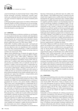 canal de distribuição. Já anteriormente Frazier e Rody (1991)       literatura relativamente aos diferentes tipos de conflito. Com
     haviam alcançado conclusões semelhantes, notando, igual-            efeito, Menguc e Auh (2008) observaram a existência de uma
     mente, que a utilização do poder coercivo foi um dos responsá-      relação linear negativa entre o conflito relacional e de tarefa e o
     veis pela conclusão de algumas das relações estudadas pelos         desempenho das empresas. Entretanto, Rose e Shoham (2004)
     autores.                                                            notaram que o conflito relacional e de tarefas constituem facto-
     A utilização do poder coercivo parece ser, todavia, relativamente   res negativos podendo conduzir a um desempenho menor no
     frequente, Kiyak et al (2001) confirmaram-no na sua investiga-      canal de distribuição. Bradford e Stringfellow (2003: 19) con-
     ção ao observar que em determinadas situações os parceiros          cluíram que “o conflito de tarefa tem um efeito negativo no de-
     mais poderosos podem utilizar esse poder coercivamente como         sempenho da rede, contudo, a redução do conflito relacional
     forma de alcançar os seus objectivos.                               através do seu confronto e gestão ao invés de acomodação, pode
                                                                         produzir resultados positivos para a rede”. Plank et al (2007)
                                                                         concluíram que um elevado nível de conflito relacional pode ter
     2.3 – CONFLITO                                                      implicações muito negativas na relação entre as empresas. Ama-
     Os actores individuais ou colectivos envolvem-se, com frequên-      son (1996) e Menguc e Auh (2008), por seu turno, defenderam
     cia, em situações de decisão cujos resultados estão dependentes     que o conflito de tarefa poderá ser positivo ao melhorar a to-
     do comportamento de cada um dos actores abrangidos. Muitas          mada de decisões, ao passo que o conflito relacional deverá ser
     destas situações são caracterizadas pelos interesses comuns,        desencorajado. Anteriormente, Jehn (1995) tinha inferido que
     que podem promover a cooperação e interesses opostos, que           o conflito relacional, causado por diversidade social, pode in-
     geram conflito (Van Assen et al, 2003; Bonet, 2000).                fluenciar negativamente o resultado da relação.
     Gaski (1984: 11) definiu conflito como sendo “a percepção por       Para Gadde e Håkansson (2001) um elevado nível de conflito é
     parte de um membro do canal de distribuição que a consecução        apenas um problema num contexto de pouca colaboração. A
     dos seus objectivos está a ser impedida por outro resultando        forma como se lida com o conflito torna-se uma questão rele-
     em tensão”. Num canal de distribuição, o conflito normalmente       vante. Se não for gerido correctamente pode conduzir à disso-
     toma a forma de manifestações verbais ou escritas entre os          lução da relação, mas quando as disputas são debeladas
     membros do canal (Lusch, 1976).                                     amigavelmente podem ser identificadas como conflito funcional
     Alguns autores defendem que as relações de negócio são sem-         (Morgan e Hunt, 1994), promovendo o teste do comprometi-
     pre caracterizadas pelo conflito e cooperação (Welch e Wilkin-      mento das partes (Mahok, 1995), que pode ser necessário para
     son, 2005; Stern e Reve, 1980; Gadde e Håkansson, 2001;             a manutenção de uma relação saudável (Håkansson e Snehota,
     Madhok, 1995), uma vez que as partes têm simultaneamente            1995).
     interesses contraditórios e partilhados. Frazier (1999: 230) con-   O conflito poderá ser negativo quando as relações são baseadas
     siderou que “o conflito é, pelo menos parcialmente, uma parte       em grupos executando tarefas de rotina, podendo ser positivo
     dos processos de trabalho e deve ser analisado como tal. Ver e      nas relações suportadas por tarefas não rotineiras (Jehn, 1995).
     examinar o conflito a esta luz pode ajudar a compreender me-        Os conflitos numa relação de cooperação são normalmente ne-
     lhor os seus efeitos funcionais e disfuncionais, acerca dos quais   gativos para o desempenho desse acordo, sobretudo quando os
     se tem pouco conhecimento”; idêntica conclusão pode ser en-         parceiros têm interesses diferentes e concorrenciais nessa re-
     contrada em Welch e Wilkinson (2005), para estes autores o          lação, pelo que o incentivo e vontade de trabalhar em conjunto
     conflito não deve ser meramente considerado como um exem-           será reduzido (Das e Teng, 2000).
     plo de disfuncionalidade de uma relação, podendo antes ser en-
     quadrado por regras bem definidas e compreendidas pelos
     actores do canal de distribuição.                                   2.4 – CONFIANÇA
     Mesmo empresas envolvidas em parcerias de sucesso reconhe-          Na literatura de marketing existe uma extensa investigação en-
     cerão que os conflitos são inevitáveis (Anderson e Narus, 1990;     volvendo construtos comportamentais. A confiança tem sido
     Leonidou et al, 2008). Esta inevitabilidade dever-se-á à hetero-    identificada como um factor-chave em qualquer relação, ou
     geneidade dos recursos e dos actores (Gadde e Håkansson,            como Arnott (2007: 981) referiu: “todas as relações com su-
     2001) assim como à interdependência e complexidade das re-          cesso estão dependentes do grau de confiança existente entre
     lações organizacionais (Jehn, 1995), uma vez que sem coopera-       os parceiros”; sendo preponderante em qualquer análise de
     ção os parceiros não conseguirão potenciar uma aliança, mas,        cooperação (Ring e Van de Ven, 1992; Geyskens et al, 1998;
     por outro lado, os benefícios de uma aliança são partilhados        Smith et al, 1995; Browning et al, 1995) e particularmente re-
     entre os parceiros e cada um terá um incentivo para competir        levante no contexto das relações de negócio na distribuição
     por uma maior fatia desses benefícios (Zeng e Chen, 2003).          (Halliday, 2003).
     Nesta perspectiva, o conflito não só ajuda a definir uma relação    Analisando as diversas definições de confiança encontram-se
     mas também a estimular um interesse na preservação dessa re-        conclusões contraditórias. Para Rosseau et al (1998), parece
     lação por parte dos actores (Koza e Dant, 2006).                    existir um consenso relativamente ao seu significado, já para Bi-
     Três tipos distintos de conflito foram identificados por Jehn       gley e Pearce (1998) e Blomqvist (1997) registam-se diversos
     (1997): conflito relacional (desacordos baseados em incompa-        significados para o termo confiança. Entretanto, Das e Teng
     tibilidades pessoais), conflitos de tarefas (desacordos sobre       (2004) agruparam as diversas definições de confiança em três
     como trabalhar em conjunto) e conflito de processo (desacor-        áreas: i) confiança como percepção (confiança subjectiva); ii)
     dos relacionados com o dever e delegação de poder).                 confiança influenciada pelas diversas situações pessoais e im-
     Diversas e contraditórias conclusões podem ser encontradas na       plicações de local e de momento (antecedentes da confiança);

54 RPM#26/2011
 