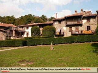 En lo alto de la calle del Fossar y donde arranca el difícil camino que ascendía a la fortaleza, se abre la plaza de los
Caballeros.
 