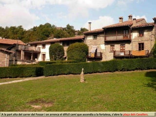 A la part alta del carrer del Fossar i on arrenca el difícil camí que ascendia a la fortalesa, s'obre la plaça dels Cavallers.
 