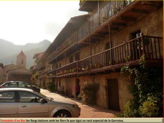 Hostalets d'en Bas les llargs balcons amb les flors fa que sigui un racó especial de la Garrotxa.
 