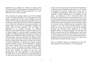 amplement pour rejoindre une cabane de bergers qu’on
m’avait conseillée. L’enthousiasme me redonnant des ailes, le
soleil perçant les nuages, je fonçai joyeusement vers ce qui
allait être, osons le mot, un calvaire.
Cela commença par quelques gouttes, rien de bien méchant
en fait. Une fourre anti-pluie et un anorak plus tard, j’étais
reparti, persuadé que le récit d’une randonnée sous des
trombes d’eau ne ferait qu’écarquiller un peu plus les yeux de
mes proches à mon retour. Rien de tel au final. La progression
sur ce sentier était rythmée par les coups de tonnerre, les
balises douteuses ainsi que le martellement frénétique des
gouttes d’eau sur mon capuchon. Loin de ralentir, la
catastrophe ne fit qu’aller crescendo, me ballottant
telle une vieille bouteille flottante au gré des rafales de vent.
La foudre frappait, le tonnerre grondait sourdement faisant
trembler l’air ambiant jusque dans mes poumons. Pourtant, je
continuais ma recherche de l’abri tant espéré qui ne vint pour
ainsi dire jamais. Après une halte dans une cabane de pierre
de deux mètres carrés dont l’isolation était manifestement à
revoir, je décidai de faire demi-tour au niveau d’une carrière
de pierres abandonnée. La descente fut longue, boueuse,
glissante. Pourtant, quelque chose d’éphémère se produisit.
Une simple sensation qui ne dura pas plus de quelques
minutes, mais qui me marqua de manière indélébile. Alors
que je me trouvais perdu sous la pluie, dans ce qui devait être
un des pires moments du voyage, je me mis à rire
frénétiquement, sans raison apparente. Je venais simplement
de réaliser que je vivais l’instant présent, que j’étais maître de
ce moment qui pouvaitsoit devenir le souvenir d’un terrible

33

calvaire, soit un événement qui m’aiderait à mieux profiter du
confort de la maison familiale. Dans tous les cas, ce moment
se changerait en souvenir, d’abord frais et clair, puis il
s’estomperait inévitablement, effacé par des années de vie
consumée. Viendrait finalement le jour fatidique de mon
trépas, qui emporterait ce bout de mémoire parmi tant
d’autres. Ainsi, plus personne ne serait là pour dire si oui ou
non, j’étais passé par ici ou là, avais fait ceci ou cela. Seules
quelques photos de famille ramasseraient la poussière un petit
moment encore chez mes proches, rouvrant de temps à autres
les souvenirs de bons moments alors qu’on passerait à côté,
essuyant le verre d’un coup de manche soigneux un léger
sourire aux lèvres. Puis viendrait le tour de ces dernières
personnes qui m’auraient connu, fatalement. À ce stade,
quelques articles de journaux déchirés et collés dans des
albums citeront le nom de Yann Mentha dans un ultime salut
au monde, après quoi j’aurai tout aussi bien pu ne pas exister.
C’est à ces pensées que je riais, moi le jeune homme frais et
énergique de dix-sept ans qui avait tout à vivre, courant sous
la pluie dans une situation des plus cocasses.
Arrivé à l’auberge, trempé, je ne pensais plus à tout cela.
Mais quelque chose avait changé : je me sentais grandi.

34

 