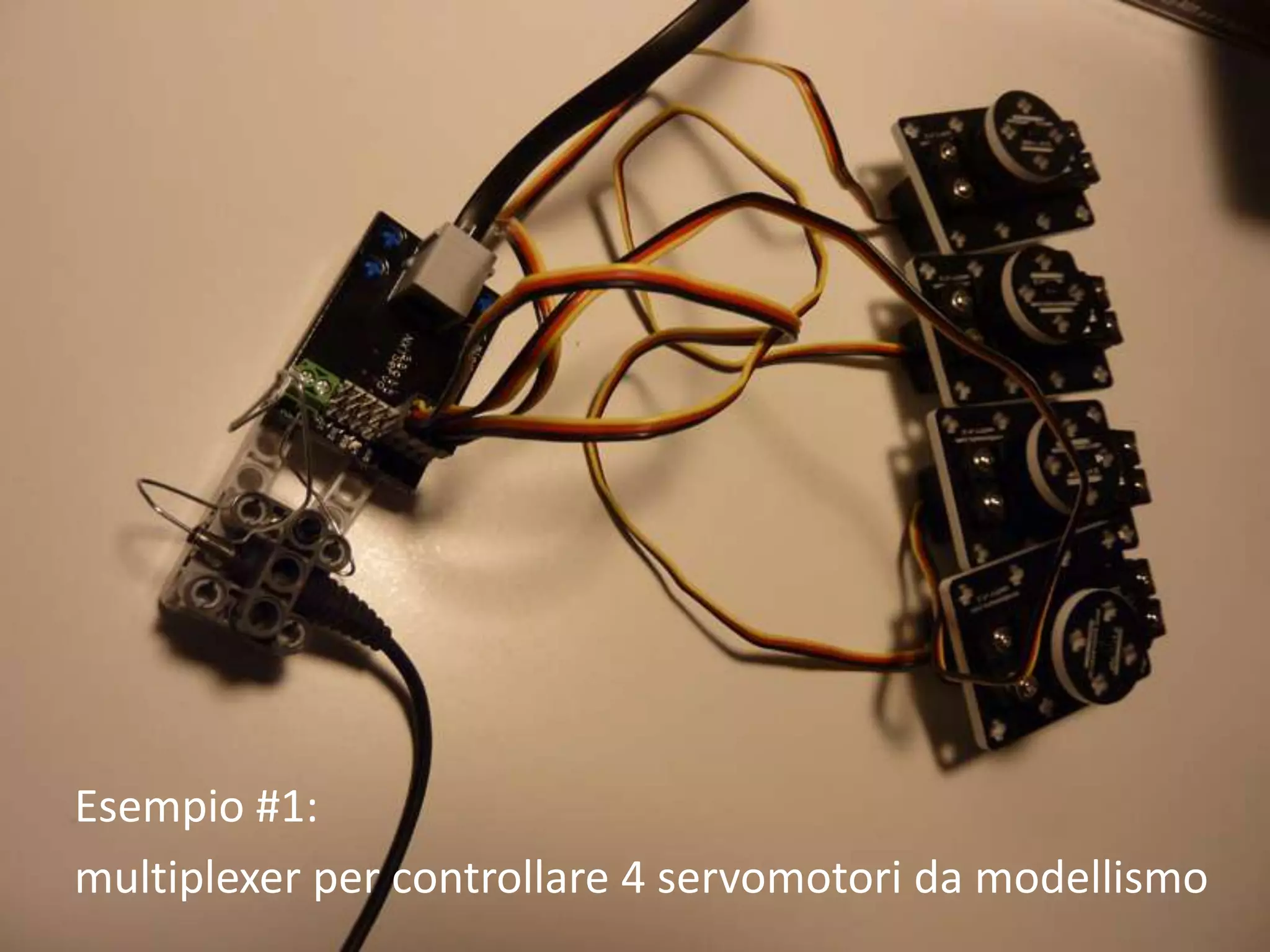 Esempio #1:
multiplexer per controllare 4 servomotori da modellismo
 