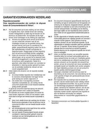 89
GARANTIEVOORWAARDEN NEDERLAND
89
GARANTIEVOORWAARDEN NEDERLAND
Reparatievoorwaarden
Onze reparatievoorwaarden zijn conform de afspraak
tussen de Consumentenbond en Vlehan*.
Art. 1 Aan de consument zal na een melding van een storing
zo mogelijk direct, doch uiterlijk binnen één werkdag
worden medegedeeld op welke dag het bezoek van de
technicus zal plaatsvinden. De reparatie zal als regel
binnen zeven werkdagen na de melding zijn uitgevoerd.
Art. 2 a) Alvorens de reparatie wordt verricht zal de techni-
cus een onderzoek uitvoeren naar de ver-
moedelijke oorzaak van de gemelde storing. Aan
de hand hiervan zal hij een zo nauwkeurig mo-
gelijke, gespecificeerde begroting maken van de to-
tale reparatiekosten inclusief voorrijkosten en
diagnose-kosten. Desgevraagd zal deze begroting
door de technicus schriftelijk worden vastgelegd.
b) Indien de consument met het begrote bedrag niet
akkoord gaat, zal op verzoek het te repareren toes-
tel worden teruggebracht in de staat waarin het aan
de technicus werd aangeboden. Nadat dit is
geschied, zullen alleen de kosten van voorrijden en
arbeidsloon in rekening worden gebracht op basis
van de werkelijke bestede tijd, danwel van een
vooraf vastgesteld tarief.
Art. 3 Indien tijdens het uitvoeren van de reparatie duidelijk
wordt dat:
a) de oorspronkelijke reparatie door redelijkerwijs niet
te voorziene omstandigheden niet tegen het be-
grote bedrag kan worden uitgevoerd, of
b) ook andere dan in de begroting voorziene
reparaties noodzakelijk zijn, zal overleg met de
consument plaatsvinden en een herziene kostenbe-
groting worden gemaakt.
In geval de consument daarmee alsnog niet akkoord
gaat, geldt eveneens het in artikel 2b bepaalde.
Art. 4 De reparatie zal zoveel mogelijk tijdens het eerste be-
zoek worden uitgevoerd. Indien om het toestel in werk-
ende staat te brengen een tweede bezoek noodzakelijk is,
zal:
a) direct, doch uiterlijk binnen één werkdag door de betre-
ffende service-organisatie of door de technicus met de
consument de datum voor een tweede bezoek worden
afgesproken.
b) een herhalingsbezoek zal als regel binnen tien werkda-
gen na de melding plaatsvinden.
c) voor een tweede of daaropvolgend bezoek zal geen
voorrijtarief in rekening worden gebracht, tenzij de
noodzaak voor een herhalingsbezoek aan de con-
sument is toe te schrijven.
Art. 5 De consument ontvangt een gespecificeerde rekening met
vermelding van type en serienummer van het apparaat, om-
schrijving van de diagnose, toegepaste tarieven, gebruikte
onderdelen en materialen en een korte omschrijving van de
verrichte werkzaamheden. De betaling van de rekening
dient tegen afgifte van een reparatienota direct contant of
door middel van een gegarandeerd betaalmiddel plaats te
vinden.
Art. 6 Op elke uitgevoerde en betaalde reparatie zal bij normaal
huishoudelijk gebruik een volledige garantie van minimaal 3
maanden worden gegeven. Deze garantie omvat het
kosteloos uitvoeren van een hernieuwde reparatie. Op de
uitgewisselde en betaalde onderdelen geldt een garantieter-
mijn van 12 maanden. Bij een beroep op garantie op de
reparatie dient de consument op verzoek de gespeci-
ficeerde rekening van de voorgaande reparatie aan de tech-
nicus te overleggen.
Art. 7 Indien na driemaal uitvoeren van eenzelfde reparatie
hetzelfde defect bij normaal huishoudelijk gebruik op-
nieuw optreedt binnen de onder art. 6 bedoelde garanti-
etermijn en redelijkerwijs een afdoend resultaat bij het
opnieuw uitvoeren van de reparatie niet verwacht kan
worden, zal aan de consument een nieuw exemplaar of
soortgelijk toestel van hetzelfde merk worden aangebo-
den tegen bijbetaling op basis van een per product te
bepalen jaarlijks afschrijvingspercentage.
Art. 8 Vervangen onderdelen stelt de technicus weer ter
beschikking van de consument, met uitzondering van de
onder garantie of tegen een gereduceerde prijs vervan-
gen onderdelen.
Art. 9 Een reparatie dient op zodanige wijze te worden uit-
gevoerd, dat een toestel daarna weer volledig voldoet
aan de veiligheidsvoorschriften, die op grond van een
van fabriekswege aangebracht veiligheidskeurmerk
gelden, danwel bij het ontbreken daarvan, aan de wet-
telijke vereisten terzake. Dit houdt ondermeer in, dat
reparaties moeten worden uitgevoerd met originele en
door de fabrikant ook terzake van veilighei-
dskeurmerken en -voorschriften gegarandeerde on-
derdelen.
*) Vereniging Leveranciers van Huishoudelijke Apparaten in
Nederland.
 