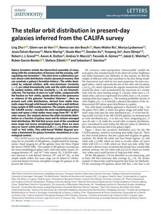 Letters
https://doi.org/10.1038/s41550-017-0348-1
© 2018 Macmillan Publishers Limited, part of Springer Nature. All rights reserved.
1
Max Planck Institute for Astronomy, Heidelberg, Germany. 2
European Southern Observatory, Munich, Germany. 3
Kapteyn Astronomical Institute,
University of Groningen, Groningen, The Netherlands. 4
Instituto de Astrofísica de Canarias (IAC), La Laguna, Tenerife, Spain. 5
Universidad de La Laguna,
Dpto. Astrofísica, La Laguna, Tenerife, Spain. 6
Astrophysics Research Institute, Liverpool John Moores University, Liverpool, UK. 7
Physics Department
and Tsinghua Centre for Astrophysics, Tsinghua University, Beijing, China. 8
National Astronomical Observatories, Chinese Academy of Sciences, Beijing,
China. 9
Jodrell Bank Centre for Astrophysics, The University of Manchester, Manchester, UK. 10
Heidelberg Institute for Theoretical Studies, Heidelberg,
Germany. 11
Universitäts-Sternwarte, Ludwig-Maximilians-Universität München, Munich, Germany. 12
New York University Abu Dhabi, Abu Dhabi,
United Arab Emirates. 13
Zentrum für Astronomie der Universität Heidelberg, Astronomisches Recheninstitut, Heidelberg, Germany. 14
Instituto de Investigación
Multidisciplinar en Ciencia y Tecnología, Universidad de La Serena, La Serena, Chile. 15
Departamento de Física y Astronomía, Universidad de La Serena,
La Serena, Chile. 16
Leibniz-Institut für Astrophysik Potsdam (AIP), Potsdam, Germany. 17
Instituto de Astrofísica de Andalucía (CSIC), Granada, Spain.
18
Osservatorio Astrofisico di Arcetri Largo Enrico Fermi 5, Florence, Italy. 19
Instituto de Astronomía, Universidad Nacional Autonóma de México, Mexico
D.F., Mexico. *e-mail: lzhu@mpia.de
Galaxy formation entails the hierarchical assembly of mass,
along with the condensation of baryons and the ensuing, self-
regulating star formation1,2
. The stars form a collisionless sys-
tem whose orbit distribution retains dynamical memory that
can constrain a galaxy’s formation history3
. The orbits domi-
nated by ordered rotation, with near-maximum circularity
λz ≈​ 1, are called kinematically cold, and the orbits dominated
by random motion, with low circularity λz ≈​ 0, are kinemati-
cally hot. The fraction of stars on ‘cold’ orbits, compared with
the fraction on ‘hot’ orbits, speaks directly to the quiescence
or violence of the galaxies’ formation histories4,5
. Here we
present such orbit distributions, derived from stellar kine-
matic maps through orbit-based modelling for a well-defined,
large sample of 300 nearby galaxies. The sample, drawn from
the CALIFA survey6
, includes the main morphological galaxy
types and spans a total stellar mass range from 108.7
to 1011.9
solar masses. Our analysis derives the orbit-circularity distri-
bution as a function of galaxy mass and its volume-averaged
total distribution. We find that across most of the considered
mass range and across morphological types, there are more
stars on ‘warm’ orbits defined as 0.25 ≤​ λz ≤​ 0.8 than on either
‘cold’ or ‘hot’ orbits. This orbit-based ‘Hubble diagram’ pro-
vides a benchmark for galaxy formation simulations in a cos-
mological context.
The CALIFA survey6
has delivered high-quality stellar kinematic
maps for an ensemble of 300 galaxies, complemented by homoge-
neous r-band imaging for all the galaxies from the Sloan Digital
Sky Survey (SDSS) DR87
. This sample of 300 galaxies encompasses
the main morphological galaxy types, with total stellar masses, M*,
ranging between 108.7
and 1011.9
solar masses, M⊙. CALIFA’s selec-
tion function is well defined8
between 109.7
and 1011.4
M⊙, so that
sample results within this mass range can be linked to volume-
corrected density functions and global averages for galaxies in the
present-day Universe.
We construct orbit-superposition Schwarzschild9
models for
each galaxy that simultaneously fit the observed surface brightness
and stellar kinematics (see Methods). In this manner, we find the
weights of different orbits that contribute to the best-fitting model.
We characterize each orbit by two main properties: the time-aver-
aged radius r which represents the size of the orbit, and circularity
λz ≡​ Jz/Jmax(E), which represents the angular momentum of the orbit
around the short z-axis normalized by the maximum of a circular
orbit with the same binding energy E. Circular orbits have λz =​ 1;
radial orbits, and more importantly box orbits, have λz =​ 0; counter-
rotating orbits have negative λz. The resulting probability density of
orbit weights, p(λz, r), is basically a physical description of the six-
dimensional (6D) phase-space distribution in a galaxy.
Our orbit-based modelling approach is illustrated in Fig. 1 for
the galaxy NGC 0001; it shows the galaxy image and stellar kine-
matic maps (top) plus the orbit distribution p(λz, r) of the best-fit-
ting model. For each of the 300 CALIFA galaxies, we obtained such
an orbit distribution p(λz, r) in this way. Next, integrating p(λz, r)
over all radii r <​ Re yields the overall orbit circularity distribution,
p(λz), normalized to unity within the effective radius Re (defined as
the radius that encloses half of the galaxy’s light).
Figure  2 shows the circularity  distribution p(λz) for the 300
CALIFA galaxies, sorted by increasing total stellar mass M*. There
are clear overall patterns, but also a great deal of galaxy-by-galaxy
variation. We divide the orbits into four broad regimes: (i) cold
orbits with λz ≥​ 0.80, which are close to circular orbits; (ii) warm
orbits with 0.25 <​ λz <​ 0.80, which are ‘short-axis tube’ orbits’ that
still retain a distinct sense of rotation but already have considerable
random motions; (iii) hot orbits with |λz| ≤​ 0.25, which are mostly
‘box’ orbits; and a small fraction of ‘long-axis tube’ orbits.
Of the 300 galaxies, 279 are identified as non-interacting, and
of these 269 have kinematic data coverage Rmax >​ Re. We further
exclude 19 objects that could be biased by dust lanes (see Methods).
Of the remaining 250 galaxies, about half have a bar that is not
The stellar orbit distribution in present-day
galaxies inferred from the CALIFA survey
Ling Zhu   1
*, Glenn van de Ven   1,2
, Remco van den Bosch   1
, Hans-Walter Rix1
, Mariya Lyubenova2,3
,
Jesús Falcón-Barroso4,5
, Marie Martig1,6
, Shude Mao7,8,9
, Dandan Xu10
, Yunpeng Jin8
, Aura Obreja11,12
,
Robert J. J. Grand10,13
, Aaron A. Dutton12
, Andrea V. Macciò12
, Facundo A. Gómez14,15
, Jakob C. Walcher16
,
Rubén García-Benito   17
, Stefano Zibetti   18
and Sebastian F. Sánchez19
Nature Astronomy | www.nature.com/natureastronomy
 