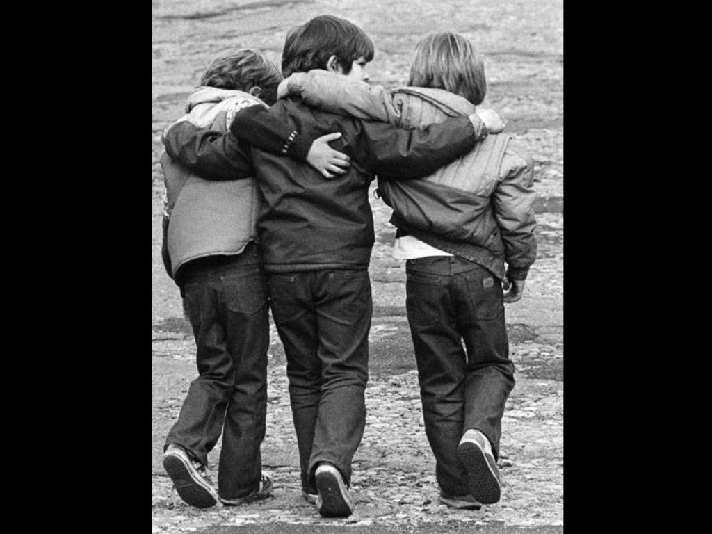 Los cristianos celebramos nuestra fe con unos ritos de
significado especial (acción sagrada) . Nos ayudan a hacer
presente...