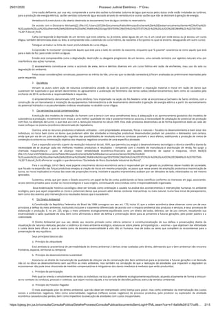 29/01/2020 · Processo Judicial Eletrônico - 1º Grau
https://pjepg.tjro.jus.br/consulta/ConsultaPublica/DetalheProcessoConsultaPublica/documentoSemLoginHTML.seam?ca=e116a0dfe281277cdf5… 2/15
Uma vazão deﬂuente, por sua vez, compreende a soma das vazões turbinadas (volume de água que escoa pelos dutos onde estão instaladas as turbinas,
para a produção de energia elétrica), vazões vertidas (volume de água escoado através do vertedouro) e outras vazões que não se destinam à geração de energia.
Vertedouro é a estrutura a céu aberto destinada ao escoamento livre da água contida no reservatório.
De acordo com o Dicionário Michaelis[2] (ﬁle:///C:/Users/207204/Documents/Pablo/Minutas/Enchente%20e%20Desbarrancamento/Senten%C3%A7as%20-
%20Laudos%20Luiz%20Guilherme%20e%20Edmar%20Val%C3%A9rio%20Gripp/SENTEN%C3%87A%20-%20TEXTO%20-%20%20LAUDO%20EDMAR%20-%207007500-
16.2017.docx#_ftn2):
Calha corresponde à depressão de um terreno que está coberta, ou já esteve, pelas águas de um rio, é um canal por onde escoa ou já escoou um curso
d’água, também denominada álveo ou leito, e compreende toda a extensão do curso hídrico, da nascente à foz (ponto no qual se encerra, desaguando em outro curso).
Talvegue se traduz na linha de maior profundidade do curso d’água.
A expressão “à montante” corresponde àquilo que está para o lado do sentido da nascente, enquanto que “à jusante” caracteriza-se como aquilo que está
para o lado da foz, para onde correm as águas.
Erosão está compreendida como a degradação, destruição ou desgaste progressivo de um terreno, uma camada terrestre, por agentes naturais e/ou por
interferência das ações humanas.
O assoreamento conceitua-se como o acúmulo de areia, terra e detritos diversos em um curso hídrico em razão de enchentes, mau uso do solo ou
degradação do ambiente.
Feitas essas considerações conceituais, passemos ao mérito da lide, uma vez que na decisão saneadora já foram analisadas as preliminares levantadas pela
parte requerida.
2.    Do Mérito
Versam os autos sobre ação de natureza condenatória através da qual os autores pretendem a reparação material e moral em razão de danos que
sustentam ter suportado e que seriam decorrentes do agravamento e aceleração do fenômeno das terras caídas (desbarrancamentos), bem como os causados pela
enchente de 2014, atribuindo a responsabilidade à requerida.
O empreendimento denominado UHE Santo Antônio, fora implantado na seção do Rio Madeira onde se encontrava a Cachoeira de Santo Antônio, com a
construção de um barramento e instalação de equipamentos hidromecânicos e de levantamento destinados à geração de energia elétrica a partir do aproveitamento
do potencial hidráulico e as peculiaridades cinéticas visualizadas no aludido curso d’água.
3.    Da perspectiva social contemporânea
A evolução dos modelos de interação do homem com a terra e com seus semelhantes levou à adequação e ao aprimoramento gradativo dos modelos de
subsistência e produção, inicialmente com vistas a uma melhor qualidade de vida e posteriormente se associou à necessidade de ampliação do potencial de produção
com foco na obtenção de lucros, o que teve azo com a revolução industrial no século XVIII. Esta visão produtiva desenvolveu-se de forma exponencial dado ao cada vez
maior enfoque no sistema econômico denominado de Capitalismo.
Outrora, ante os recursos produtivos e laborais utilizados – com propriedades artesanais, físicas e naturais – focados no desenvolvimento e bem estar dos
indivíduos, os riscos bem como os danos que poderiam advir das atividades e interações produtivas desenvolvidas podiam ser previstos e delineados com certeza,
ainda que por via de um juízo de abstração cognitiva das possibilidades de resultado entre as condutas possíveis e seus efeitos, viabilizando a produção de meios de
contenção e contorno ou minimização objetiva dos impactos negativos oriundos de uma especíﬁca atividade.
Com a expansão ocorrida a partir da revolução industrial do séc. XVIII, que permitiu (ou exigiu) o desenvolvimento tecnológico e técnico-cientíﬁco diante da
necessidade de se alcançar cada vez melhores modelos produtivos e resultados – rompendo com o modelo de manufatura e distribuição de renda, fez surgir a
chamada maquinofatura – para se alcançar maior rentabilidade econômico-ﬁnanceira por aqueles detentores de capital e máquinas, Ulrich Beck[3]
(ﬁle:///C:/Users/207204/Documents/Pablo/Minutas/Enchente%20e%20Desbarrancamento/Senten%C3%A7as%20-
%20Laudos%20Luiz%20Guilherme%20e%20Edmar%20Val%C3%A9rio%20Gripp/SENTEN%C3%87A%20-%20TEXTO%20-%20%20LAUDO%20EDMAR%20-%207007500-
16.2017.docx#_ftn3) aﬁrma ter surgido o que denominou “Sociedade de Risco (Sociedade Industrial do Risco)”.
Para o sociólogo, Ulrich Beck, esse pujante crescimento técnico–econômico seria o responsável por ter gerado os problemas desse modelo de sociedade,
que focado na expansão das forças produtivas ensejou a criação de riscos em mesma proporção, ao passo que nesse anseio de ampliação produtiva e maximização de
lucros, os riscos implicados (e muitas das vezes de proporções incerta, invisíveis e aqueles imprevisíveis) acabam por ser deixados de lado, relativizados ou até mesmo
ignorados.
Sustentou, ainda, que por vezes o Estado assumiria um papel de faz de conta, publicitando os fatos cientíﬁcos conforme os interesses em jogo, associando-
se aos setores privados para ocultar os riscos ecológicos e suas origens, conceituando esta conduta como irresponsabilidade organizada.
 Essa evidenciação histórico-sociológica deve ser tomada como orientação à cautela na análise dos acontecimentos e intervenções humanas no ambiente
ecológico, para que sejam sopesados os riscos e potenciais danos que possam advir destas condutas interventivas no meio natural, numa fase inicial de planejamento,
bem como dos eventos pós intervenção e os resultados lesivos que o sucederem.
4.    Do Direito Ambiental
A Constituição da República Federativa do Brasil de 1988 consagrou em seu art. 170, inciso VI, que a ordem econômica deve observar como um de seus
princípios a defesa do meio ambiente, instituindo inclusive o tratamento diferenciado de acordo com o impacto ambiental dos produtos e serviços, e seus processos de
elaboração e produção. E, no art. 225, erigiu o meio ambiente ecologicamente equilibrado como um direito de todos, delineou ser de uso comum, ressaltando sua
essencialidade à sadia qualidade de vida, bem como aﬁrmando o dever de defesa e preservação deste para as presentes e futuras gerações, pelo poder público e a
coletividade.
O Direito Ambiental por sua vez, desde seu recente primado como ciência (anterior à constitucionalização de sua defesa e preservação), diante da
visualização da natureza delicada, peculiar e sistêmica do meio ambiente ecológico, estatuiu-se sobre pilares principiológicos – axiomas – que objetivam dar efetividade
à tutela deste bem difuso e que se revela como de extrema essencialidade à vida não só humana, mas de todos os seres que compõem os ecossistemas para a
preservação de seu equilíbrio.
Seus princípios básicos são:
a.  Princípio da ubiquidade
Está atrelado à característica de permeabilidade do direito ambiental à demais áreas tuteladas pelo direito, delineando que o bem ambiental não encontra
fronteiras, espacial, territorial ou temporal;
b.  Princípio do desenvolvimento sustentável
Associa-se ao direito de manutenção da qualidade de vida por via da conservação dos bens ambientais para as presentes e futuras gerações e se desnuda
não só no óbice ao desenvolvimento sem sacrifício ao meio ambiente, mas também na concepção de que a realização de atividades que impactem e degradem os
ecossistemas não pode estar dissociada de medidas compensatórias e mitigadoras dos danos imediatos e mediatos que serão produzidos;
c.  Princípio da participação
Pelo qual se orienta o envolvimento de todos os indivíduos na luta por um ambiente ecologicamente equilibrado, atuando ativamente de forma a imiscuir-
se no combate às condutas, pessoais e coletivas, que sejam nocivas àquele, e na tomada de decisões políticas acerca da temática ambiental;
d.  Princípio do Poluidor-Pagador
O mais avantajado pilar do direito ambiental, que não deve ser interpretado como licença para poluir, mas como orientador da internalização dos custos
sociais e ambientais negativos, tidos como externalidades negativas (reﬂexos sociais negativos) do processo produtivo, pelo produtor ou explorador da atividade
econômica causadora das perdas, bem como impeditivo da execução de atividades com custos insuportáveis.
 