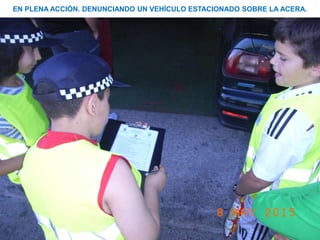 EN PLENA ACCIÓN. DENUNCIANDO UN VEHÍCULO ESTACIONADO SOBRE LA ACERA.
 