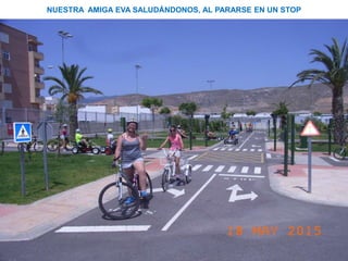 NUESTRA AMIGA EVA SALUDÁNDONOS, AL PARARSE EN UN STOP
 