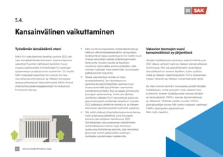 SAK VUOSIKERTOMUS 2022
45
Työelämän lainsäädäntö eteni
SAK:n EU-vaikuttaminen keskittyi vuonna 2022 vah-
vasti lainsäädäntövaikuttamiseen. Asiantuntijamme
vaikuttivat Suomen hallituksen kantoihin muun
muassa osallistumalla ministeriöiden EU-jaostojen
työskentelyyn ja eduskunnan kuulemisiin. EU-tasolla
SAK:n edustajat vaikuttivat niin unionin eri neu-
voa-antavissa elimissä kuin ay-liikkeen eurooppa-
laisessa yhteistyössä. Vaikuttamistyötä tehtiin tiiviissä
yhteistyössä palkansaajajärjestöjen EU-edustusto
FinUnionsin kanssa.
ƒ Kaksi vuotta eurooppalaisia työelämäkeskusteluja
hallinnut vähimmäispalkkadirektiivi sai lopullisen
hyväksyntänsä loppuvuodesta ja toi EU-maille muun
muassa velvoitteen edistää työehtosopimusten
kattavuutta. Vuoden lopulla sai lopullisen
muotonsa myös palkka-avoimuusdirektiivi, joka
voimaan tullessaan tulee edistämään Suomessakin
palkkasyrjinnän torjumista.
ƒ Tärkeä vaikuttamisen kohde oli myös
alustatyödirektiivi. Sen tavoitteena on
parantaa alustatyöntekijöiden asemaa muun
muassa estämällä työsuhteiden naamiointia
toimeksiantosuhteiksi. Asia sai laajasti ymmärrystä
Euroopan parlamentissa, mutta sen käsittely
osoittautui vaikeaksi EU:n neuvostossa, jossa osa
jäsenmaista pyrki vesittämään direktiivin. Vuoden
2022 päättyessä direktiivin kohtalo oli ay-liikkeen
aktiivisesta vaikuttamistyöstä huolimatta epäselvä.
ƒ SAK edisti yhdessä yhteistyökumppaniensa kanssa
myös yritysvastuudirektiiviä, josta Euroopan
komissio teki esityksen helmikuussa 2022.
Työntekijöiden perusoikeuksien edistämiseksi
tuotantoketjuissa tuimme myös komission
syyskuussa ehdottamaa asetusta, joka velvoittaisi
jäsenmaat toimiin pakkotyöllä tuotettujen
tuotteiden poistamiseksi markkinoilta.
Vakavien teemojen vuosi
kansainvälisissä ay-järjestöissä
Venäjän hyökkäyssota Ukrainassa vaikutti helmikuusta
2022 alkaen vahvasti myös ay-liikkeen kansainvälisessä
toiminnassa. SAK tuki jäsenliittoineen ukrainalaisia
taloudellisesti eri kanavia käyttäen, kuten osallistu-
malla ay-liikkeen maailmanjärjestö ITUCin kokoamaan
tukeen Ukrainan ay-liikkeen humanitaariselle työlle.
Ay-liike tuomitsi varsinkin Euroopassa jyrkästi Venäjän
hyökkäyksen, mutta sota johti myös vaikeisiin kes-
kusteluihin koskien hyökkäyssotaa tukevaa Venäjän
ay-keskusjärjestö FNPR:n asemaa kansainvälisessä
ay-liikkeessä. Yhdessä useiden muiden ITUCin
jäsenjärjestöjen kanssa SAK asettui nopeasti vaatimaan
FNPR:n jäsenyyden jäädyttämistä.
Näin myös tapahtui.
Kansainvälinen vaikuttaminen
5.4.
 