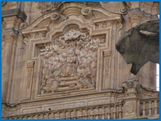 La espadaña o campanario acoge en su frontón
   un relieve de la venida del Espíritu Santo, y
  encima de la campana sobresale una imagen
    de la Virgen. Además se pueden ver varias
        estatuas pertenecientes a los reyes
                    fundadores.
 Vista desde patio casa de las concha con otra
           gárgola observando el relieve
 
