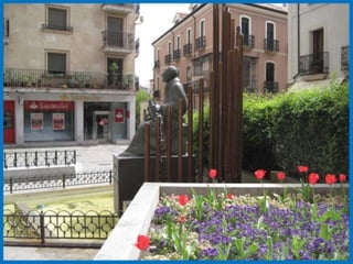 En la plaza de la casa de las conchas y
                 clerecia
estatua homenaje al maestro Salinas
 