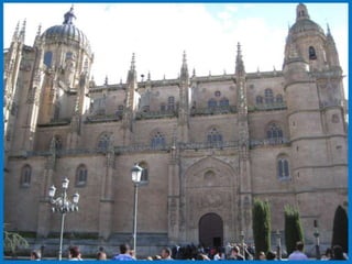 Catedral Nueva
           Catedral de estilo gótico


A finales del siglo XV, y como consecuencia del
    destacado lugar que ocupaba la ciudad ,
       debido sobre todo a la afluencia de
         estudiantes a su Universidad,
    se decidió la construcción de una nueva
  catedral más esplendorosa que la anterior,
     que se había quedado pequeña para la
      celebración de los oficios religiosos.
 