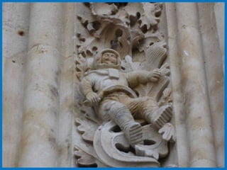 Otra curiosidad es
    que en la Puerta de Ramos (norte).
Como huella anecdótica para la posteridad,
     puede verse la anacrónica pero bien
 integrada figura de un astronauta esculpida
en el flanco izquierdo de la puerta de Ramos.
 