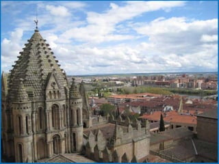 El cimborrio de la catedral vieja es conocido
 popularmente como la "Torre del Gallo" por
  la veleta con forma de gallo que lo corona.
             Rio Tormes al fondo .
 