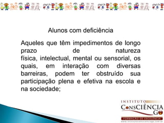 organiza recursos pedagógicos e de acessibilidade que eliminem as barreiras para a plena participação dos alunos, considerando as suas necessidades específicas.      O AEE complementa e/ou suplementa a formação do aluno com vistas à autonomia e independência na escola e fora dela