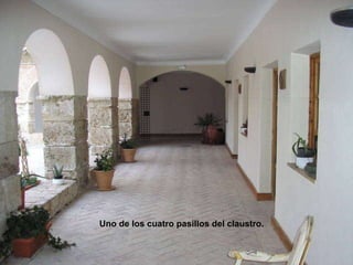 Uno de los cuatro pasillos del claustro. 