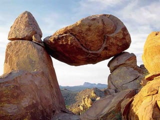 Sólo piensan en derribarme de mi altura,Sólo piensan en derribarme de mi altura,
y se complacen en la mentira:y se complacen en la mentira:
con la boca bendicen,con la boca bendicen,
con el corazón maldicen.con el corazón maldicen.
 