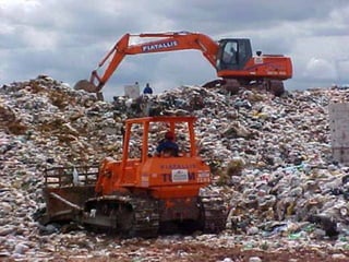 Os aterros sanitários são importantes, pois solucionam parte dos
problemas causados pelo excesso de lixo gerado nas grandes cidades. 
 