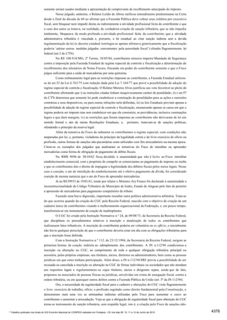 somente seriam usados mediante a apresentação de comprovante de recolhimento antecipado do imposto.
                                        Nesse julgado, unânime, o Relator Leitão de Abreu ratificou entendimento predominante na Corte
                                desde o final da década de 60 ao afirmar que a Fazenda Pública deve cobrar seus créditos por executivo
                                fiscal, sem bloquear nem impedir direta ou indiretamente a atividade profissional lícita do contribuinte e que
                                o caso dos autos se tratava, na realidade, de verdadeira criação de sanção tributária, que se não impedia
                                totalmente, bloqueava de modo profundo a atividade profissional lícita do contribuinte; que a atividade
                                administrativa tributária é vinculada e, portanto, a lei estadual ao criar sanção indireta sem a devida
                                regulamentação da lei (o decreto estadual restringia-se apenas afirmava genericamente que a fiscalização
                                poderia ‘adotar outras medidas julgadas convenientes pela autoridade fiscal’) ofendia flagrantemente lei
                                federal (art.3 do CTN).
                                          No RE 100.918/MG, 2ª Turma, 18/05/84, contribuinte mineiro impetra Mandado de Segurança
                                contra a imposição pela Fazenda Estadual de regime especial de controle e fiscalização e determinação do
                                recolhimento dos talonários de Notas Fiscais, fincando em poder do contribuinte somente o que o Fisco
                                julgou suficiente para a saída de mercadorias por uma quinzena.
                                          Como embasamento legal para as restrições impostas ao contribuinte, a Fazenda Estadual utilizou-
                                se do art.52 da Lei 6.763/75 com redação dada pela Lei 7.164/77 que prevê a possibilidade de adoção do
                                regime especial de controle e fiscalização. O Relator Moreira Alves justificou seu voto favorável ao pleito do
                                contribuinte afirmando que i) as restrições citadas tinham inequivocamente caráter de penalidade; ii) o art.97
                                do CTN determina que somente lei pode estabelecer a cominação de penalidades para as ações e omissões
                                contrárias a seus dispositivos, ou para outras infrações nela definidas, iii) as leis Estaduais previam apenas a
                                possibilidade de adoção de regime especial de controle e fiscalização, enumerando apenas os casos em que o
                                regime poderia ser imposto mas sem estabelecer em que ele consistiria, as providências, inclusive cominações
                                legais a que dará margem, iv) as restrições que foram impostas ao contribuinte não derivaram de lei em
                                sentido formal e sim de meras Resoluções Estaduais, e, portanto, tratavam-se de sanções políticas,
                                ofendendo o princípio da reserva legal.
                                          Além da tentativa do Fisco de submeter os contribuintes a regime especial, com condições não
                                amparadas por lei, e, portanto, violadoras do princípio da legalidade estrita e do livre exercício de ofício ou
                                profissão, outras formas de sanções não-pecuniárias eram utilizadas com fim arrecadatório na mesma época.
                                Citem-se os exemplos dos julgados que analisaram as tentativas do Fisco de interditar ou apreender
                                mercadorias como forma de obrigação do pagamento de débito fiscais.
                                         No RMS 9696 de 30/10/62 ficou decidido à unanimidade que não é lícito ao Fisco interditar
                                estabelecimento comercial, com o propósito de compelir os comerciantes ao pagamento de imposto ou multa
                                e que os contribuintes têm o direito de impugnar a legitimidade dos débitos fiscais pelos meios legais. Nesse
                                caso a coerção, o ato de interdição do estabelecimento até o efetivo pagamento da dívida, foi considerado
                                coerção de mesma natureza que o ato do Fisco de apreender mercadorias.
                                         Já no RE39933 de 19/01/61, tendo por relator o Ministro Ary Franco foi declarado à unanimidade a
                                inconstitucionalidade do Código Tributário do Município de Isidro, Estado de Alagoas pelo fato de permitir
                                a apreensão de mercadorias para pagamento compulsório de tributo.
                                         Fazendo uma breve digressão, importante ressaltar outra política administrativa arbitrária. Trata-se
                                do que ocorreu quando da criação do CGC pela Receita Federal, nascido com o objetivo de criação de um
                                cadastro único de contribuintes visando o melhoramento organizacional da Federação, e, em pouco tempo,
                                transformou-se em instrumento de coação de inadimplentes.
                                         O CGC foi criado pela Instrução Normativa n.º 24, de 09/08/73, da Secretaria da Receita Federal,
                                que disciplinou os procedimentos relativos à inscrição e atualização de todos os contribuintes que
                                realizassem fatos tributáveis. A inscrição do contribuinte poderia ser voluntária ou ex officio, e inicialmente
                                não havia qualquer prescrição de que o contribuinte deveria estar em dia com as obrigações tributárias para
                                que a inscrição fosse deferida.
                                         Com a Instrução Normativa n.º 112, de 23/12/1994, da Secretaria da Receita Federal, surgem as
                                primeiras formas de coação indireta ao adimplemento dos contribuintes. A IN n.112/94 condicionou a
                                inscrição ou alteração no CGC, ao cumprimento de toda e qualquer obrigação tributária principal ou
                                acessória, pelas próprias empresas, seu titulares, sócios, diretores ou administradores, bem como as pessoas
                                jurídicas em que estes tenham participação. Além disso, a IN n.112/94/SRF previu a possibilidade de ser
                                recusada ou cancelada a inscrição ou alteração no CGC de firmas individuais ou sociedades que não atendam
                                aos requisitos legais e regulamentares ou cujos titulares, sócios e dirigentes sejam, ainda que de fato,
                                prepostos ou associados de pessoas físicas ou jurídicas, envolvidas em crime de sonegação fiscal, contra a
                                ordem tributária, ou em quaisquer outros delitos contra a Fazenda Pública da União (art. 5º da IN 112/94).
                                         Ora, a necessidade da regularidade fiscal para o cadastro e alterações do CGC viola flagrantemente
                                o livre exercício de trabalho, ofício e profissão regulado como direito fundamental pela Constituição, e
                                demonstram mais uma vez as artimanhas indiretas utilizadas pelo Fisco para aumentar o cerco ao
                                contribuinte e aumentar a arrecadação. Veja-se que a obrigação de regularidade fiscal para obtenção do CGC
                                torna-se instrumento de sanção tributária, sem respaldo legal, isto é, a criação pelo Fisco de sanções não-

* Trabalho publicado nos Anais do XIX Encontro Nacional do CONPEDI realizado em Fortaleza - CE nos dias 09, 10, 11 e 12 de Junho de 2010           4376
 