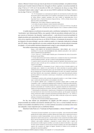 relatora a Ministra Carmem Lúcia) que trata de ação direta de inconstitucionalidade, com pedido de liminar,
                                proposta pelo Conselho Federal da Ordem dos Advogados do Brasil, argüindo a inconstitucionalidade do
                                artigo 19 da Lei nº 11.033, de 21 de dezembro de 2004, sob o fundamento de ofensa ao artigo 100 da
                                Constituição Federal e ainda o artigo 5º, caput, com seu inciso XXXVI, também da Carta Magna. Vejamos o
                                teor do artigo 19 da Lei 11.033/2004:
                                                             “Art. 19. O levantamento ou a autorização para depósito em conta bancária de valores decorrentes
                                                             de precatório judicial somente poderá ocorrer mediante a apresentação ao juízo de certidão negativa
                                                             de tributos federais, estaduais, municipais, bem como certidão de regularidade para com a
                                                             Seguridade Social, o Fundo de Garantia do Tempo de Serviço – FGTS e a Dívida Ativa da União,
                                                             depois de ouvida a Fazenda Pública.
                                                             Parágrafo único. Não se aplica o disposto no caput deste artigo:
                                                             I - aos créditos de natureza alimentar, inclusive honorários advocatícios;
                                                             II - aos créditos de valor igual ou inferior ao disposto no art. 3o da Lei no 10.259, de 12 de julho de
                                                             2001, que dispõe sobre a instituição dos Juizados Especiais Cíveis e Criminais no âmbito da Justiça
                                                             Federal.”
                                         A medida imposta ao recebimento de precatório pelos contribuintes inadimplentes foi considerada
                                ‘moralizadora’ pela Administração Pública, mas seguindo a linha dos precedentes adotados pela Corte, no
                                que concerne ao banimento das chamadas ‘sanções políticas’, a ação direta de inconstitucionalidade foi
                                julgada procedente pela unanimidade do Plenário e as razões da decisão podem ser assim resumidas: i) a lei
                                criava novos requisitos além dos previstos no art.100 da CF/88 para o levantamento de precatórios, e o faz
                                por dispositivo de norma infralegal, o que não se admite na espécie; ii) a imposição criada pela lei rechaçada
                                pelo STF ofende o direito adquirido pois cria outras condições não previstas na decisão judicial já transitada
                                em julgado, e, iii) seria medida claramente desproporcional a atingir os meios almejados pela Fazenda.
                                         Para melhor esclarecimento colacionamos a ementa da ADI3453:
                                                             Ementa: AÇÃO DIRETA DE INCONSTITUCIONALIDADE. PRECATÓRIOS. ART. 19 DA LEI
                                                             NACIONAL Nº 11.033, DE 21 DE DEZEMBRO DE 2004. AFRONTA AOS ARTS. 5º, INC. XXXVI, E
                                                             100 DA CONSTITUIÇÃO DA REPÚBLICA.
                                                             1. O art. 19 da Lei n. 11.033/04 impõe condições para o levantamento dos valores do precatório
                                                             devido pela Fazenda Pública.
                                                             2. A norma infraconstitucional estatuiu condição para a satisfação do direito do jurisdicionado -
                                                             constitucionalmente garantido - que não se contém na norma fundamental da República.
                                                             3. A matéria relativa a precatórios não chama a atuação do legislador infraconstitucional, menos
                                                             ainda para impor restrições que não se coadunam com o direito à efetividade da jurisdição e o
                                                             respeito à coisa julgada.
                                                             4. O condicionamento do levantamento do que é devido por força de decisão judicial ou de
                                                             autorização para o depósito em conta bancária de valores decorrentes de precatório judicial,
                                                             estabelecido pela norma questionada, agrava o que vem estatuído como dever da Fazenda Pública em
                                                             face de obrigação que se tenha reconhecido judicialmente em razão e nas condições estabelecidas
                                                             pelo Poder Judiciário, não se mesclando, confundindo ou, menos ainda, frustrando pela existência
                                                             paralela de débitos de outra fonte e natureza que, eventualmente, o jurisdicionado tenha com a
                                                             Fazenda Pública.
                                                             5. Entendimento contrário avilta o princípio da separação de poderes e, a um só tempo, restringe o
                                                             vigor e a eficácia das decisões judiciais ou da satisfação a elas devida.
                                                             6. Os requisitos definidos para a satisfação dos precatórios somente podem ser fixados pela
                                                             Constituição, a saber: a requisição do pagamento pelo Presidente do Tribunal que tenha proferido a
                                                             decisão; a inclusão, no orçamento das entidades políticas, das verbas necessárias ao pagamento de
                                                             precatórios apresentados até 1º de julho de cada ano; o pagamento atualizado até o final do exercício
                                                             seguinte ao da apresentação dos precatórios, observada a ordem cronológica de sua apresentação.
                                                             7. A determinação de condicionantes e requisitos para o levantamento ou a autorização para depósito
                                                             em conta bancária de valores decorrentes de precatórios judiciais, que não aqueles constantes de
                                                             norma constitucional, ofende os princípios da garantia da jurisdição efetiva (art. 5º, inc. XXXVI) e o
                                                             art. 100 e seus incisos, não podendo ser tida como válida a norma que, ao fixar novos requisitos,
                                                             embaraça o levantamento dos precatórios.
                                                             8. Ação Direta de Inconstitucionalidade julgada procedente.
                                         Por fim, insta salientar que principalmente nos julgados pós-1988 começa-se a questionar a
                                proporcionalidade das medidas sancionatórias adotadas pelo Fisco, isto é, se seriam mediadas efetivas a
                                atender às necessidades arrecadatórias do fisco, se seriam realmente necessárias ou existiriam outros meios
                                mais adequados e menos impactante para os contribuintes faltosos.
                                         Helenilson Cunha Pontes em o “O princípio da Proporcionalidade e o Direito Tributário”[11] assim
                                explica:
                                                             “O princípio da proporcionalidade, em seu aspecto necessidade, torna inconstitucional também
                                                             grande parte das sanções indiretas ou políticas impostas pelo Estado sobre os sujeitos passivos que se
                                                             encontrem em estado de impontualidade com os seus deveres tributários. Com efeito, se com a
                                                             imposição de sanções menos gravosas, e até mais eficazes (como a propositura de medida cautelar
                                                             fiscal e ação de execução fiscal), pode o Estado realizar o seu direito à percepção de receita pública
                                                             tributária, nada justifica validamente a imposição de sanções indiretas como a negativa de
                                                             fornecimento de certidões negativas de débito, ou inscrição em cadastro de devedores, o que resulta
                                                             em sérias e graves restrições ao exercício da livre iniciativa econômica, que vão da impossibilidade de
                                                             registrar atos societários nos órgãos do Registro Nacional do Comércio até de proibição de
                                                             participar de concorrência públicas.
* Trabalho publicado nos Anais do XIX Encontro Nacional do CONPEDI realizado em Fortaleza - CE nos dias 09, 10, 11 e 12 de Junho de 2010                               4380
 