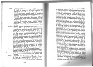 15 dez.- Cinqüentenário da introdução a 15 de dezembro
de 1943, de um serviço de rádio-telegrafia na
r~dação do Jo~nal de Alagoas. Segundo esclare-
cnne~to publicado naquele órgão da imprensa
mace1oense, tal serviço visava proporcionar um
compl~to noticiário do país e do estrangeiro,
fornecido pelas agências Meridional United
Press ~ Reuter. O ato inaugural dessa inovação
matenal contou com as presenças do Superin-
tendente do referido jornal, Alfredo Ramos,
t~ndo ficado a cargo de Rodrigues Maia, espe-
cialmente contratado, o funcionamento do novo
serviço.
17 dez.- Setenta anos do falecimento, na capital maceio-
ense, às 10 horas do dia 17 de dezembro de 1923
do professor Domingos Moeda. Nascido a 4 d~
agosto de 1839, no então povoado de Barra de
Santo Antônio, Domingos da Moeda e Silva foi
um dos ilustres educadores de Alagoas, tendo
fundado o Colégio São Domingos, no dia 3 agosto
d~ 1863. Lente da cadeira de Português do velho
Liceu Alagoano, exerceu o magistério durante
meio século, dele havendo se afastado em 1890
a~o ,~m que. p~diu exoneração. A ele se dev~
a ideia da cnaçao do Orfanato de São Domingos
que nã~ teve a ventura de verinaugurado. Exer~
ceu vános cargos eletivos, inclusive o de Verea-
dor da Câmara Municipal de Maceió, de 1876 a
1879 e. de 1887 a 188~. Nesse último período foi
o ~residente da refenda Câmara Municipal.
18 dez.- Trinta anos da criação do município de Roteiro
por Lei nº 2.648, do dia 18 de dezembro de 1963
município que foi instalado a 31 de janeiro d~
1966, com território oriundo de São Miguel dos
Campos.
19 dez.- Cinqüenta anos da criação, em Maceió, a 17 dez.
de 1943, da Cooperativa dos Usineiros de Ala-
goas, atual CooperativaRegional dos Produtores
202
de Açúcar de Alagoas. Aquela primeira e~ti?ade
naprática substituía a uma outra, a Co~ssao de
Vendas dos Usineiros de Alagoas, cnada dez
anos antes, por Decr.eto n. 1.833, de 24 de outu-
bro de 1933, ou seJa, há sessenta anos, com
oobjetivo de aplicar e desenvolver um plano de
defesa do açúcar, firmado en~re Alagoas e Per-
nambuco, para fazer fac.e à cnse e,m que se deba-
tia a indústria açucarerra do pais, desde 5' ~o
de 1929, caracterizada pela perda de substância,
ou seja, aquela fase em que o preço de venda _?o
produto é inf~ri?r 8:º custo de. s:ia produçao.
A primeira Direitona da Conussao de Vend~s
mencionada, eleita em reunião ~e 6daque.le1!1es
de outubro de 1933, ficou assim consti~wda:
Diretor-Presidente, Alfredo d~ May8:; Diretor
Vice-Presidente, Carlos Lyra Filh~; .Diretor Te-
soureiro, Manoel Dubeux Leão, ~gentes 9ue
montaram o escritório do novo órgao e realiza-
ram todas as operações de venda e retro-v~i;<l:a
de açúcar durante a safra 1933/34. Para dingir
os serviços do escritório o Banco. Cen~r~l de
Crédito Agrícola de Alagoas pôs à dispos1çao ~a
Comissão de Vendas seu Sub-Contador Cláudio
Ramos, que passou ~ cont~r com um ~hefe de
Escritório, dois Escnturários, um Datilógr~o,
um Contínuo, um Classificad?r e um J:>olanza-
dor, no caso o Químico-Industn~l Francisco Car-
neiro, que executava seu serviço em pola1:Ím~­
tro pertencente ao laborató~o da. Associa9ao
Comercial de Maceió a princípio cedido gr~tuita­
mentedepois alugado. Quanto à.Cooperatiya.dos
Usineiros, constituída, como vimos, .n? ?J.~1~0
mês de 1943, suas operações comerc1a1s 1mc~a­
ram-se a 10 de março do ano que s~ se~u,
0 de 1944. Relacionado aind.a com a h1stóna elo
açúcar em nosso Estado, registramos apre ...
tro importante dado. Há setenta anol,
203
 