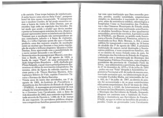e de cartola. Uma tropa boêmia de intelectuais.
À noite houve uma ceia no Bela Vista", pomposo
hotel há dois meses inaugurado. "E asseguram
que o saudoso Guedes, de tal modo encantou-se
com a honra da visita de Júlio Dantas, que se
excedeu logo cedo na repetição dos brindes. De
tal modo que sendo o orador que devia saudar
opoetanahomenagemm~a da cei~, chegoua
causarapreensões entre osintelecturus da terra.
Temiam que a saudação n~o correspon?~sse ao
seu costumeiro talento e a fama do visitante.
Mas, é o velho Cipriano quem diz que o Gued:s
proferiu uma das maiores orações.de saudaçao
entre as muitas que fizeram a suaJusta rep~t~­
ção de orador e tribuno alagoano. Quanto a Juho
Dantas, ficou apavorado com a pos~i?,ilidade de
o navio zarpar deixando-o em Maceió .
- Sessentaanosda passagemporMaceió, comdes-
tino a Recife, no dia lQ de agosto de 1933, a
bordo do vapor "Pará", de uma embai,xada da
Ação Integralista Brasi?eira - ~I~, chefiada P?r
Plínio Salgado, a qualvisavapn~cipalme_nte dis-
seminar as idéias do movimento1ntegrahsta.Da
mesma além da figura do referido escritor, fa-
ziam p~rte o dr. Thiers Martins Moreir~, Aris-
tophanes Ribeiro do Vale, capitão Francisco Tá-
vora e Hermes da Motta Barcelos.
- Trinta anos do início das atividades, em 1Q de
agosto de 1963, do Instituto de Previdência e
Assistência dos Servidores do Estado de Alagoas
- IPASEAL. A mensagem governamental de sua
criação foi transformada em Lei n. 2.509, duran-
te o Governo Luiz Cavalcante, com a data de
4 de dezembro de 1962, mas somente regulamen-
tada através do Decreto n. 1.080, de 6 de março
do ano seguinte. Os servidores público~ alagoa-
no:s e respectivas farm1ias passaram assim a con-
122
tar com uma instituição que lhes concedia pen-
s~o, pecúlio, auxílio natalidade, empréstimos
simples ou destinados à aquisição de casa pro-
pria,_além de assistência médica, odontológica e
hospitalar. Como os funcionários das Prefeitu-
ras e das Câmaras Municipais do Estado ainda
não con?1vam com uma instituição semelhante,
os alu~idos benefícios foram a eles igualmente
extendidos,atravésdeconvênio.Aprimitivasede
do IPASEAL, em Maceió, no prédio onde funcio-
nara a Escola Profissional Feminina, achava-se
localizada na Rua Melo Moraes, n. 354, e nesse
edifício foi inaugurado o novo órgão, às 16 horas
do aludido dia 1º de agosto de 1963. A primeira
instituição de seguro social destinada a funcio-
nários públicos, e suas respectivas farm1ias, não
só no âmbito do nosso Estado como do país, foi
oMontepio dos Servidores doEstado de Alagoas,
instituído com a denominação do Montepio dos
Empregados Públicos Provinciais, cuja criação o
presidente da província dr. Cincinato Pinto da
Silva, -que administrou a província, das Alagoas
de 27 de dezembro de 1878 a 15 dejulho de 1880
- pediu em sua "Fala" dirigida à Assembléia Le-
gislativa Provincial a 23 dejunho do mesmo ano,
convindo assinalar que, na administração do go-
vernador Euclides Malta, por intermédio da Lei
n. 485, de P de julho de 1907, ao direito de pen-
são foi acrescentado o de os seus contribuintes
efetuarem empréstimos.Em 27 de maio de 1943,
o Decreto-lei n. 2.846, da Interventoria Federal
deIsmardeGóesMonteiro,incorporouaoIPASE,
o Montepio dos Servidores do Estado, firmando
Alagoas um contrato com o Instituto de Previ-
dência e Assistência aos Servidores do Estado-
IPASE, no que se refere ao beneficio de pensão e
pecúlio. Coube ao governador Luiz Cavalcante
123
 