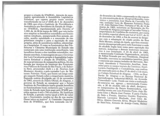 propor a criação do IPASEAL, At!avés ge m~n­
sagem apresentada à Assembléia Legislativa
Estadual, que capeou projeto nesse sentido,
transformado na Lei nº 2509, de 4 de dezembro
de 1962, que criou o Instituto de Previdência e
Assistência aos Servidores do Estado de Alago-
as - IPASEAL, regulamentado pelo Decreto nº
1.080 de de 06 de março de 1963, que veio inclu-
sive a~pliar os benefícios concedidos aos ~uncio­
nários estaduais, assegurando-lhes pensao, pe-
cúlio auxi1io natalidade e a concessão de em-
présÚmos simples ~ P!11'~ a aq~isição de c~s.a
própria, além de assistência m~dica,.odontologi-
ca e hospitalar. E como os funCJonános das Pre-
feituras e Câmaras Municipais do Estado não
contavam com uma instituição semelhante, tais
benefícios foram a eles também extendidos, me-
diante convênio. Amensagem em que o Governa-
dor Luiz Cavalcante propôs à Assembléia Legis-
lativa Estadual a criação do IPASEAL, uma
de suas promessas de campanha política, foi ela-
borada por técnicos do Instituto dos Funcioná-
rios Públicos doEstado deSão Paulo, e de Rober-
to Bove, procurador chefe e o dr. Ne~ton José
Monteiro, Atuário, e pelo contador Lwz de Me-
nezes Ferreira Pinto, que fizera um longo es~á­
gio naquele Estado sobre a importante maténa.
Segundo notícia divulgada em 13 de novembro
de 1963, através do Diário Oficial, de Alagoas, o
governo do Estado ao assegurar que o fut~o
Instituto de Previdência traria grande benefíCJo
ao funcionalismo local, esclareceu que "o pensio-
nista do Estado mais bem pago pelo IPASE per-
cebia apenas 4 mil e 700 cruzeiros. No Instituto
do Estado, a pensão (seria) igual a 50% do valor
que o funcionário recebia no dia de sua mo~e,
(fosse) ativo ou inativo". A Comissão Orgaruza-
dora do IPASEAL, que fora nomeada em 12
124
de dezembro de 1962 e empossada no dia seguin-
te, eraconstituídado dr. Dorgival Brandão esta-
tístico e jornalísta José Maria de Carvalho Ve-
ras; contador Luiz de Menezes Ferreira Pinto
e dr. João Batista Góes. Portaria nº 60, de 13 de
março de 1963, autorizou ao Secretário da Fa-
Fazenda de Alagoas entregar a Carvalho Veras a
importância de 5 milhões de cruzeiros, por conta
do crédito especial aberto por Lei nº 2.517, de 31
de dezembro de 1962, a fim de ocorrer às despe-
sas com a adaptação do citado prédio da Rua
Melo Moraes, antiga do Apolo, que fora recente-
mente desapropriado para nele funcionar a sede
do aludido órgão bem como para aquisição dos
móveis, máquinas e demais materiais necessá-
rios à sua instalação. A 24 de abril de 1963
a me~cionada Comi~são Organizadora, atravé~
de Edital firmado por seu Presidente, Dorgival
Brandão, convocou os candidatos inscritos, para
o concurso aos cargos isolados de Servente Ser-
viçal, Atendente e Tesoureiro Auxiliar, bem
como para os cargos iniciais de Contínuo, Escri-
turário-Datilógrafo e Contabilista, com realiza-
ção marcada para os dias 27 de abril e 5 de maio
no Colégio Estadual de Alagoas - CEA, na Rua'
Barão de Alagoas e no Serviço Nacional de
Aprendizagem Industrial-SENA!, na Avenida
Comendadc!" Leão. Tendo em vista a realização
do concurso em apreço, a mencionada Comis-
são, a 26 de aludido mês de abril, designou
os componentes da Banca Examinadora, cuja
escolha recaiu em Luiz Ferreira Pinto João Ba-
tista Góes e Maria José Pontes. E pa~a Chefes
de Sala e Fiscais, Américo Guedes Nogueira,
Marcelo Lavenêre Machado, José Góes da
Silva, Almira Gouveia Alves, Moacir Medeiros
de Sant'Ana, Antonio de Araújo Costa, Heitor
125
 