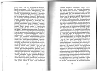 pou o suelto - Um Juiz musicista em Alagoas,
dando conta de que o Juiz de Direito de uma das
varas da capital alagoana era musicista, "não
por dilentantismo, mas como profissional", inte-
grando, na condição de violinista, a pequena
orquestra do CinemaFloriano, na principal arté-
ria da cidade, a rua do Comércio. "Quando não
era no cinema -prosseguiao comentário -eranas
Igrejas, mediante contrato prévio. Dizem que é
o violinista mais procurado da terra pela pon-
tualidade", e ao contrário de grande parte dos
artistas, comumente dados a boêmia, "o magis-
trado alagoano, não. Tratava-se de um homem
austero como a própria justiça", e o qual certa
feita, criticado pelo fato de ser um magistrado e
pertencer àquele conjunto musical, contrapôs-
se afirmando que tal participação não o levava
a perder a compostura, porquanto "magistrado é
lá no Forum (...)Demais ganho pouco. Tenho fa-
rm1ia crescida e o cinema me dá dez mil réis por
noite". Tais colocações desabonadoras viriam
novamente à tona anos depois, quando o Gover-
nador Costa Rego, objetivando joeirar o melhor
nome para o preencimento da vaga de Desem-
bargador, ao consultar os prontuários dos Juí-
zes de Direito em exercício, deparou-se com o
nome de Manoel Lopes Ferreira Pinto, que há
dezesseis anos era o titular da 2ª Vara de
Maceió. Mas logo apareceu um assessor gover-
namental tentando influir na exclusão do nome
do magistrado-musicista, insinuando que o mes-
mo não deveria ser o escolhido, porquanto
"tocava rabeca em um dos cinemas da capital'',
querendo assim também depreciar o instru-
mento executado pelo magistrado, substituído
por aquele outro, espécie de violino plebeu,
com quatro cordas de tripa e de sonoridade
150
1
1
fanhosa. Tentativa infrutífera, porque aquele
governante alagoano não titubeou, assinando o
ato, porque - diria no artigo A magistratura e a
cátedra - "este pequeno incidente, onde a minha
sensibilidade viu um pequeno drama de ma-
gistratura mal remunerada, proporcionou-me
um dos atos de governo de mais grata rememo-
ração até hoje". A carta dirigida a 26 de novem-
bro de 1937 ao Desembargador Hermann Byron
de Araujo Soares, presidente da Corte de Apela-
ção, lida em sessão daquela mesma data, ao en-
s~jo de sua aposentadoria, constitui uma lição de
vida. Seu texto, transcrito a seguir, dignifica a
figura de quem, ao menos sinteticamente, tenta-
mos aqui retratar. "Exmo. sr. Desembargador
Presidente da Corte de Apelação. Havendo sido
publicado hoje o ato do Governo pormeio do qual
fui aposentado no cargo de desembargador des-
sa Corte por força de dispositivos da última
Constituição Federal, venho depor nas mãos de
V.Excia. a toga de quefui investido, por mercêde
Deus, nas administrações de Euclides Malta e
Pedro da Costa Rego. /Restituindo-a, como faço,
rendo graças a Deus Nosso Senhor por me ter
ajudado a honrá-la, iluminando-meoespíritopa-
ra bem resolver os casos sujeitos ao meu "ve-
redictum". /É possível, todavia, que desacertos
tenha cometido, conseqüentes não de deliberado
propósito ou de descuido na apreciação dos autos
sujeitos ao meu estudo, mas da fragilidade ine-
rente do homem, do que me penitencio pública e
solenemente. /I'ambém não é menos possível
que no no calor das dicussões alguma expressão
menos delicada ou ofensiva me tenha escapa-
do dos lábios contra qualquer dos nobres Juízes
dessa Egrégia e conceituada Corte; pelo que dou-
me pressa em apresentar as minhas sinceras
151
 