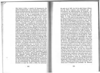 ~1
dar início à obra, - a partir do lançamento da
pedra fundamental - cujo orçamento, a despeito
da suamodesta planta, de autoria do engenheiro
Pedro José de Azevedo Schramback, excedera a
trinta contos de réis. A mencionada Junta era
composta dos srs. Manoel Sobral Pinto, padre
João Barbosa Cordeiro, - que não só foi o autor
da idéia da fundação do hospital em foco, mani-
festada em carta de 4 de julho do aludido ano de
1851, como concorreu, para a concretização da
mesma, cedendo o rendimento da desobriga de
sua paróquia -João Esteves Alves, Antonio Joa-
quim de Faria Pinheiro e Manoel da Costa Mo-
raes. Sobral Pinto, em fala dirigida à Assembléia
Legislativa da Província dasAlagoas, no dia 3 de
maio de 1853, no tópico "Hospital de Caridade da
Capital", registrahaverdirigido convite-circular
à comunidade alagoana,pedindoauxíliodestina-
do à construção daquele estabelecimento hospi-
talar, discriminando em anexo à referida fala
as importância recebidas de doadores de Maceió,
Porto Calvo e São Miguel dos Campos. Já que as
esmolas e donativos não eram suficientes para
permitir, um rápido andamento da obra e levan-
do em consideração que "a miséria desvalida
e sem abrigo não podia esperar pela sua tardia
prontificação,"- explicaria aquele administrador
da província-foi mister preparar-se provisoria-
mente duas pequenas moradas de casas onde se
recolhessem os doentes", com capacidade para
acomodar 24 pessoas, adquiridas por 200$000
réis, segundo consta da relação do "Dinheiro
despendindo com o Hospital de Caridade", in-
tegrante daquela alocuçãopresidencial. O gover-
no da província das Alagoas, que já consignara
em leis orçamentárias, importâncias decorren-
tes da arrecadação de determinados impostos,
durante os anos de 1853 a 1855, foi autoriza-
190
do pela lei n2 287, de 30 de abril desse último
ano de 1855 a nomear uma comissão que se
incumbisse da administração do hospital até
a instituição de irmandade encarregada de ad-
ministrá-lo. Vale registrar que a construção de
parte do lanço leste do edifício foi ultimada em
1855, e a 6 de maio do ano seguinte, o de 1856,
na administração provincial do dr. Antonio Coe-
lho de Sá e Albuquerque, os doentes, que desde
31 de outubro de 1852 ocupavam uma velha ca-
sa vizinha à construção, transferiram-se para as
duas enfermarias da parte da frente do edifício,
que acabavam de ser concluídas, uma destinada
a doentes do sexo masculino e a outra para os do
sexo feminino, constituindo-se aquela data, na
prática, a da inauguração do velho hospi~L. A
citada comissão assumiu as rédeas da adminis-
tração do estabelecimento nos princípios de ja-
neiro de 1856, servindo até 19 de julho de 1857,
data em que se instalou a Irmandade da Santa
Casa de Misericórdia, após aprovado o seu com-
promisso, pela Resolução provincial n2
314, de
de 23 de abril daquele ano, confraria cujos fins
consistiam na prática de obras de misericórdia e
pias, embenefício e socorro dos pobres indigen-
tes e dos enfermos desvalidos e no acolhimento e
amparo, desconhecendo-se, porém, o dia e mês
do referido ano de 1857, em que foi instituída
a Santa Casa de Misericórdia com três enferma-
rias de dez leitos cada uma, duas para homens e
a terceira para mulheres, com uma capela sob a
invocação de São Vicente de Paula, em substi-
tuição ao primitivo nome do estabelecimento
e ao do padroeiro, respectivamente Hospital dos
Enfermos e Desvalidos e Senhor Bom Jesus dos
Aflitos. Segundo publicação não assinada, sob o
título de O Hospital de Caridade de Maceió,
191
 