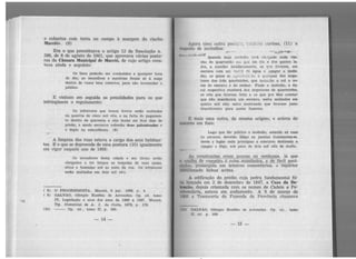 e cobertos com terra no campo à margem do riacho
Maceió» . (8)
Era o que preceituava o artigo 12 da Resolução n.
386, de 8 de agôsto de 1861, que aprovava várias postu-
ras da Câmara Municipal de Maceió, de cujo artigo cons-
tava ainda o seguinte:
Os lixos poderão ser conduzidos a qualquer hora
do dia; as imundices e matérias fecais só à noite
dentro de vasos bem cobertos, para não incomodar o
público.
E vinham em seguida as penalidades para os que
infringissem o regulamento:
. ''
Os infratore.9 que forem forros serão multados
na quantia de cinco mil réis, e na falta do pagamen-
to dentro de quarenta e oito horas em dois dias de
prisão, e sendo escravos sofrerão doze palma.toadas e
o duplo na reincidência.. (9)
A limpeza das ruas estava a cargo dos seus habitan-
tes. É o que se depreende de uma postura (10) igualmente
em vigor naquele ano de 1866:
Os moradores desta cidade e seu têrmo serão
obrigados a ter limpos as testadas de suas casas,
sítios e fazendas até ao meio da rua. Os infratores
serão multados em dois mil ré:s.
( 8) O PROGRESSISTA. Maceió, 9 jan. 1866, p. 4.
( 9) GALVÃO, Olimpio Eusébio de Arroxelas. Op. cit. tomo
IV, Legislação e atos dos anos de 1860 a l867. Maceió,
Tip. Comercial de A. J. da Costa, 1872, p. 178.
(10) - -- Op. cit., tomo II, p. 160.
-14-
Agora uma outra pos~u.:;.:l, t~:1t~m curiosa, (11) a
~!"IJ>cito de incêndios:
• • .~ ti" - ,.._,... ~ "tl~,!l'~"'k-W(r.. 1
......... - 4N~;.~4~ • , ... •
. .· Quando haJa mccnd10 será. ob:igado cada vizi·
nho do quarteirão em que êle fôr e dos quatro la-
dos a mandar imediatamente, os qt~e -tiverem, um
esc~avo com um b:-ir r il ce água a. apagar o i;ncên·
<Uo; os quais se 11;1·c:;e:ita1ão a qualquer dos inSpe-
tores dos três quarteirões, que tor..u:.:·ão a rol o no-
me do escravo e do· senhor. Findo o ~ncêndio, o fis-
cal respectivo receberá do.9 inspetores de quarteirões,
os róis que tiverem feito e os que por êles constar
que não mand~ram um ,escravo, serã:o multados em
quatro ~il réis, salvo mostrando que tiveram justo
impedimento para assim fazerem.
E mais uma outra,, <;la mesma origem, e acêrca do
M1unto em foco:
Logo que fôr público o incêndio, estando a.s l1lAl!
às .escuras, deverão tôdas as janelas iluminarem-se.
desde o lugar onde principiar o concw·so destinado a
apagar o !õgo, sob pena de dois mil rêis de mulia.
A~ construções eram poucas ou nenhuma. já que
t «Prtlha de co~eiro é. Coisa econômica:-e de-.f.ácil _aqui-
t~lo~, ·prosseguia em irônicos comentários, o repórter
rn~nrionado linhas acima.
A edificação do prédio cuja pedra fundamental fô-
rtt lnnçada em 2 .de dezembro de 1847, a casa.. da _De-
~ft(.'Õ.0, depojs crismada com os nomes de Cadeia e Pe- ,
nltf'nciária, estava em andamento. A 9 de março de
HUifi a. Tesouraria da Fazenda da Província chamava
1111 GALVÃO, Olimpio Eusébio de Arroxelas. Op. cit. , tomo
II, cit. p. 169.
-15-
 