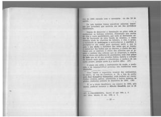 no de 1866 iniciada com o novenário no dia 19 de
1gôsto. - .,
De tais festejos fomos encontrar saborosa descri-
~Cio por jornalista que escrevia em um dos periódicos
mnccioenses.
Depois de descrever a iluminação no páteo onde se
1 11llzavam os festejos externos, iluminação que enchia
de «luz o vasto quadrilátero, por onde se derramam on-
dnR de harmonia de uma banda de música», o nosso
cronista alude às «facécias do leiloeiro, o riso, a graça,
1 rachinada da molecagem a acotovelar-se, a assobiar, a
pt'l•clpitar-s.e em ondas paro. qualquer parte a que os
uuh o seu chefe; o farfalhar das sêdas que se roçam;
o rumorejar dos balões que se chocam; o cheiro dos per-
rum,•s que se aspiram; o chiste das pilhérias que se jo-
nm; o ondular das cabeças que se atopetam; a alegria
QUl' ~e divis::i. em milhares de semblantes; todo êsse pouco
dt tudo que se vê nas grandes festas, inebria o coração
<ln homem mais apático e misantropo, e enche-o de um
nulo prazer; porque santo é o motivo dêle». (27)
O piano era então o instrumento da moda, o prefe-
1lo, e de imprescindível p:csença nas residências mais
IJrtstadas.
Para suprir o repertório musical das sinhàzinhas,
1 cstwa. na rua do Comércio, n. 39, a loja do portu-
1't~s José Gonçalves Guimurãcs, onde podiam ser encon-
t1•odas «walsas, polcas, schottischs e outras músicas de
õ to , conforme anúncio de dezembro de 1866. (28)
E, se o pi.ano desafinava. em janeiro de 1866, pelo
nwnos, podia-se recorrer a Alberto Grnnfcld, que se di-
0171 O PROGRESSISTA. Maceió, 27 a.gô. 1866, p. 2.
t:IR) Idem. Maceió, 11 dez. 1866, p. 4.
-23-
 