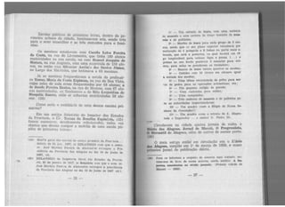Escolo.s publicas de primeiras letra · dentro do pe-
rímetro urbano da cidade, funcionavam seis, sendo três
para o sexo masculino e as três restantes para o femi-
nino.
Os meninos estuciavam com Camilo Lel-es Pereira
da. Oasta, na ma do Livramento, que tinha 189 alunos
matriculados na sua escola, ou com lU:mocl Joaquim de
Mora.es, na rua Augusta, com uma matrícula de 159 alu-
nos, ou então com SHvesfre Antôn'.1:> dos Sanfos Júnior,
no Largo dos Martírios, que lecionava a 69 meninos.
Já as meninas frequentavam a escola da profcssô-
ra '.l'crezi Marla cb O:>sta Espinoza, na rua da Boa Vista,
cujas sa,Jas de aula eram frequentadas por 68 alunas; a
de Jooof2, Pereira Bastos, na rua do Macena, com 67 nlu-
no.s matriculadas, ou finalmente a de Rit~ 1.-eopoldina de
Mesquita Soa:.-cs, onde se achavam m:itriculadas 58 alu-
nas. (34)
Como seria o mobiliário de urna desso.s escolas pri-
márias?
Em um antir:o Rclat6rio do Insoetor dos Estudos
da Província o D·r. Tomaz do Bamfhn Espínciola, (35)
fomos encontrar, dcvidzmente rclacion:.idos, todo:; cos
objetos que devem compor a mobília de uma escola pú-
plica de primeiras l~trGS:.>:
(34) MAPA geral <las ccco!as do e-:i!:lr.o pr·már:o da Prov·ncia...
d:i.tado de 31 j:m. 1867, in RELATôRIO com que o oxmo.
~r. Jocé Martins Perefra de Ale!lc-ns~re c:1.rcgou :i Pre-
sidênch da Província das Alagoas no dia 10 do jtmho de
1867, cit.
(85) RELATôRIO da Inspeto1ia Geral dos Entado.':1 da Provfn-
cia, 31 do janeiro de 18G7, in Relatório crun que o oxm. sr.
José Martins Pcre:ra de Alcncastre entregou a pre11tdancia
da Pz·ovfncia d;;i.s Alagoas no dia. 10 de junho de 1867 cit.).
- 26
m uma carteira.lº - Um estrado de louro, co
de amarelo .:. uma. cadeira de brac;o também de ama-
relo e de palhinha; 5 alu
20 _ Mesões de louro para cada grupo de ·
la .-uperior terminará pornos sendo que <-O seu P no V •
inc{inaçã.o de 1 polegada. e S linhas na parte ma1s ~-
. na qual haverá. um r.,-levada, que será. a postenor, .
go longitudinal para colocar lápis e penas, ( ... ) _e
-sas ao seu bordo posterior 5 estantes para mu-
~:~ para nelas se prende:em os traslados>; ..
B os de louro tantos quantos os mesões,s• - anc . al
4• - Cabides com 10 tornos em número igu
à metade dos mesões;
5• - Uma. tábua envernizada de prôto par~ l!el'-
vir de pedra para as opel'ações aritméticas, e.e.;
6• - Um pequeno relógio de parede;
7• - Uma <taboinha para. salda>;
8• _ Uma campainha; .
9• - Três cadeiras de amarelo e de palhmha pa·
ra as autoridades inspecionadoras;
10• - Um quadro <com a Eflgie de Nossa Se.
nhora da Conceição>;
11• - Um quadro <com o retrato de S. Mages-
tade o Imperador o !'cnhor D. Pedro ll>.
• Circulavam na cidade quatro jornais de vult<:>,~
li . d Ala oas Jornal de Maceió, O Progressis '
gi~~~ca!':u de ~~oas, além de outros de menor porte.
(36)
O mais ant!go então· em circulação era o Elário
cb&it Alagoas, surgido e~ 1•_de ~a~·ço de 1858, e nosso
primeiro jornal de pubhcaçao diana.
(30) Para os informes a respeito do assunto aqui t~a.tado, ser.
vimo-nos de livro de nossa autoria., ainda inédito: A 1Jn.
século nn.sf!OOo. (Prômio cidade deprensa. nmceloense no •-
Maceió - 1959) .
-Zl-
 