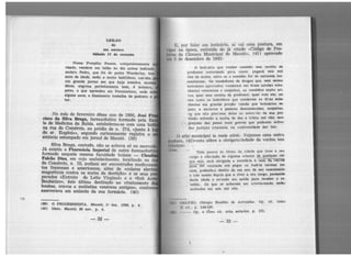 LEILAO
de
um escravo
Sábado 17 do conente
Numa Pompilio Passos, competentemente
rizado, venderá em leilão no
mulato Pedro, que foi do padre Wanderley, tem
anos de idade, sadio e muito habilidoso, coz'nha
um grande jantar em que haja assados, mass
dõces, engoma perfeitamente bem, é boleeiro,
peiro, o que aprendeu em Pernambuco, onde es
alguns anos, e finalmente trabalha de pedreiro e
'tor.
No mês de fevereiro dêsse ano de 1866, José
cisco da Silva Braga, farmacêutico formado pela Es
la de Medicina da Bahia, estabeleceu-se com uma bo
na rua do Comércio, no prédio de n. 214; «junto ~ l
do sr. Eugênio», segundo curiosamente registra o
anúncio estampado em jornal de Maceió. (39)
Silva Braga, contudo, não se achava só no mercad
Jâ existia a Pharmácia 'llnperial de outro fàrmacêutt'
formado naquela mesma faculdade baiana - Clau •
Falcão Dias, em cujo esabelecimento, localizaqo na
do Comércio, n. 55, podiam ser encontrados rnedicarne
tos franceses e americanos, além· de «-colares elec
magnéticos contra os males da dentição» e os ·seus p
parados «Extrato de Leite Virginal'> e o <Rob An
Boubático:., êste último destinado ao .:tratamento d
boubas, cravos e moléstias venéreas antigas», confo
asseverava em anúncio da sua farmâcia. (40)
(59) O PROGRESSISTA. Maceió, 19 dez. 1866, p. 4,
(40) Idem. Maceió, SO nov. p. 4.
-32-
b por falar em boticário, aí vai um~ ~ostura, em
Yl&&i.H' 'na época, extraída do já citad~ «Código de Pos·
tlU'llK da Câmara Municipal de Mace10», (41) aprovado
m :~ de dezembro de 1845: .
o boticário que vender i·emédio sem receita de
professor <autorizado para curar,. pagará seis .mil
réis de multa, salvo se o remédio for de natureza mo.
centfss!ma. Os vendedores de drogas que, sem serem
boticários aprovados, vendere.m em doses miudas su~.
tâncias venenosas e suspeitas, ou remédios muito at1.
vos, quer sem receita de professor, quer co~1. ela; ai!.
sim como os individuos que venderem as d1.as irub8·
tâncias em grande porção (ainda que boticários tt·
jam) a escravos e pessoas desconhe_cidas, suspeitas,
ou que não prec'.sem delas no exerc elo da sua pro·
· ttssão sofrerão a multa de dez a trinta mil réis, sem
,· .. prejuizo das penas mais graves qtie puderem .sofrer
· das justiças criminais, na conformidade das le1s.
ó zêio· m~nicipal ia mais ~lém..Vejamos um~ outr~
ttu turn, (~2)aesta sôbre. a obr1gator1edade da vacma nas
ri 111c;as:
,..,
Tõda pessoa do têrmo da cidade que tiver a t.eu
cargo a educação de alguma criança .!!_e qualquer côr
que seja, será obrigada a mandá-la à casa d~ vacma
·para "er vacinada até pegar ou fazê-la vacmar em
casa ~odendo-o dentro de um ano de seu nascimento
e tr~s meses depois que a tiver a seu cargo, pal!sando
desta idade e es'.ando em sa11de para receber o re·
· médio. os que se acharem em contra·enção ~r&o
multados. em seis mil réis.
C".iALVAO, Olimpio Eusébio de Arroxelas. Op. cit. tom-0
rt clt., p. 149.150.
_ op. e tômo cit. nota anterior, p. 171.
-33-
 
