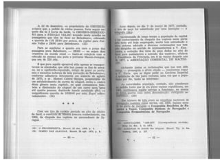 A 22 de dezembro, «O proprietário do OMNIBUS>
avisava que, a pedido de várias pessoas, faria seguir na-
quele dia às 3 horas da tarde, «o OMNIBUS-BEBEDOU-
RO para o FERNÃO VELHO levando· nesta ocasião os
passage~os que têm de ficar no Bebedouro», cobrando
a quantia de Cr$ 3$000 por pessoa, da capital para Fer-
não Velho e 2$000 para Bebedouro». (55)
Para se aquilatar o quanto era caro o preço das
passagens para Bebedouro, - 2$000 - ou sejam dois
cruzeiros na moeda atual - basta-se cotejá-lo com 0
cobrado no mesmo ano para o percurso Maceió-Jaraguá
que era de 320 réis. '
É que para aquêle aprazível sítio apenas se transpor-
tavam os abastados, que nêle iam passar os fins de sema-
na, ou a «galharda-rapaziada, amiga de gozar ps·perfu-
mes e encantos naturais da bela povoação do Bebedouro»
conforme adiantava liricamente em anúncio d,e agôs.t~
de 1870, o sr. Manoel Cabral ·Bo.rges, proprietáriO ·de
um estabelecimento de carros de aluguel, entãq"o ·«único
dêste gênero nesta capital», no qual comtmicava- ;tam-
bém a diminuição do aluguel de um carró p..1:ra.~uma
até quatro pessoas, destinado àquele arrabalde pãrà.>«a
insignificante quantia de 100$000 por mês, pagos· Pcilan-
tadamente». (56) : ' .
··' -· '. ..
* * *
' .; .~
...
Com um tiro de canhão postado no alto do oiteiro
do farol, o comêrcio de lVIaMió .tomJ.va conhecimento, em
1866, da chegada dos vapôres no ancoradouro de Jq~
raguá.
(55) O PROGRESSISTA. Maceió, 22 dez. 1806, p. 4.
(56) DIARIO DAS ALAGOAS. Mii.cei6, 29 agô. 1870, p. 3 ..
-40-
.: ...
Anos depois, no dia 19 de março de 1877, contudo,
tiro de peça foi substituído por uma inovação - o
ligl'afo ótico .
·Acostumada de longo tempo a população da capital
ater conhecimento da chegada dos vapôres neste pôrto
filo meio até hoje empreg~do, muito tem :_stranhado o
9'(>vo sistema adotado e diversas reclamaçoes nos tem
o dirigidas no sentido de representarmos a V. Exa.
ntm a extinção dos tiros de peça dados no alto do
rol para assinalarem a entrada dos vapôres», oficiava
Prl•sidência da Província, em 8 de março daquele ano
1877, a ASSOCIAÇÃO COMERCIAL DE MACEió.
Cl'f)
•Achando justas as reclamações que· nos tem sido
ltn11, - prosseguia o ofício citado - resolvemos rog_ar
v:, Excia. que se digne pedir ao Govêrno Imperial
•fltlHfação de tão justo reclamo, uma vez que a popu-
Ao por êl~, tanto se interessa».
· As autoridades imperiais, contudo, não atenderam
t1t•dlclo, tanto que já em pleno regime republicano, em
J continuava aquêle serviço a funcionar, no morro
'h1l, porém com outra denominação: «telégrafo se-
rko». (58)
•
i•'m número de ~eram as e!!}PrêsGs nacionais de
suçao. costeira cujos navios, em 186 , fazlam esca-
no põrto de Jaraguá: a Companhia Brasileira de_ Pa-
tr.11 1t Vapor, Companltla, Bahia.na de Navega~ao e
1,,.nhla Pernambucana de Navega~ão.
• 1856-1877 (Correspondência rec~bida).
M11'r,o 13, Est. 2, do APA.
t Al~MANAK do Estado das Alagoas. Maceió. Tip. do Gu.
~bl•a·g~ 1891, p. 157.
-41-
'
 