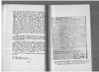 bunal do Comércio, mandando-o depois de registrado,
bir <a presença do Govêrno de S. M. o Imperador
intermédio da Presidência da Província, para o fim
serem êles aprovados»; as nomeações dos srs. Man
Antônio Lopes da Silva Muritiba e Jacinto Manoel
Silva, para exercerem o cargo de guarda-livros o p
meiro, com os vencimentos de 600$000 anuais, e de
xeiro o segundo, com o ordenado de 400$000 anua
redigido coITespondências «para diversas praças da
ropa, da América e para tôdas as do litoral do Irnpé
pedindo a remessa de preços correntes», bem assim p
videnciado a assinatura de jornais comerciais de vári
países e das capitais mais importantes do Brasil, «a f
de termos notícias de tudo quanto é necessárío p
maior desenvolvimento do nosso comércio», (5) naquel
tempo em que os jornais da Província estampavam n
ticias transcritas de outros órgãos do país, de dias
dias atrás.
•
Afinal ,de contas, convém I~mbrar, não, gozávam
ainda dos benefícios dó telégrafo, já que a inauguraçã
da estação 'telegráfica de Maceip sómente ocorreu no ·
12 de ab~il .de 1873. ., .
Abrindo a aludida sessão so~rie de instalação
nossa Associação .Comercial,· JOSÉ JOAQUIM DE OLI
VEIRA pronunciou um discurso, . sem nenhum favor,
primoroso. Decorridos hóje cem anos daquela soleni·
dade, ainda assim permanece atualizada em seus con
ceitos, aquela «peça em que brilham, ào mesmo tem-
po, o observador. e o profeta, o estudioso e o burilador
de frases, o agitador e o evangelista». (6)
Não será fora de propósito escutar as suas própria~
palavras:
( 5) RELATôRIO cit. nota 3.
( 6) BERNARDES .TúNIOR,· tr. cít.
-62-
MACEIÓ assinado por José Joa·
Ofírio da ASSOCIAÇ.AO COMERC~AL DEJosé Vir~io Teixeira de Ara.ujo,
, fundado•· - e A )
uim de Oliveira. - seu . . t · (Do aeervo do A.P. ·
q ..~ sua primeira Dire ona.membros...,. .
 