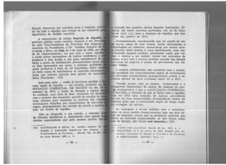 .Maceió, firmaram um convênio para a inspeção pa
·· lar' de todo o algodão que tivesse de ser adquirido
signatários do aludido convênio.
A restauração da antiga Inspeção de Algodão,
partição pública então extinta, chegara a ser preco
da· pelo Vice-Presidente da Província das Alagoas,
exercício da Presidência, o Dr. Galdino Augusto da
tividade e Silva, em Fala de 4 de maio de 1866, em ·
de do «depreciamento, em que está o nosso algod
o modo pouco escrupuloso de muitos vendedores e
pradores o tem levado a um grau considerável de
bição a ponto de infelizmente presenciarmos quase t
os dias apreensões em sacas, a péssima qualidade
· quais atribui-se à falta de tal repartição; único re
ou meio capaz de restabelecer no mercado estrange·
fama que outrora merecia êsse gênero de mercad
desta Província». (10)
Seis anos após, - então já havíamos perdido o
cado inglês de algodão - em reunião realizada na
SOCIAÇÃO COMERCIAL DE MACEIÓ no dia 1
outubro de 1872, a Junta de Direção e alguns s
da entidade, num total de doze entraram em desac
com a maioria dos presentes, quando da escolha de
mais eficazes para sustarem os motivos das . repe
reclamações dirigidas por comerciantes do mercado
ropeu; principalmente em virtude de avaria e quebra
pêso em fardos de algodão.
Não se chegando a um acôrdo, a referida J
de Direção demitiu-se e, juntamente com .outros
ciantes exportadores que pelo mesmo motívo ha
(10) NATIVIDADE E SILVA, Dr. Galdino Augusto da.
. dlrigida à Assembléia Legisla'tva das Alagoas...
Ylce-Presidente da Província... Maceió, Tip. do Bel.
da Costa Moraes, 1866, p. 3.
-66-
• retirado dos quadros sociais daquela Associação, fir-
11u'dlll um outro convênio p..trticwar, em ~8 de outu- ··
bro de UH.:::?, (llJ para a iru~ao do algodão, que fun-
ionou ate Janeiro de 18't;:s. ·
Posteriormente, reconhecendo que tal estado de coi~
traria, como de fato trouxe, sérias dlf1cuidades e
•svantagens ao comércio, reuni.rdm·se por mútuo acôr-
>, .ficana.o como dantes, e mais aperfeiçoada, uma úni-
mspeçao daquele produto, pernutmdo assim que vol-
asse o mesmo a ser melhor cotado nos mercados da
uropa,. a par com o mesmo produto ormndo das demais
11>v111c1as do imptr.ó e acuna do provemente dos Es-
dos Unidos.
O m~smo, infelizmente, não acontecia com o açúcar,
1J.t quahdade era const.mtemente objeto de reclamações
H mercados consumidores, prmc1p.:1.1mente contra a es-
111tosa quebra de pe;o cu.it:uladu entre 15 a 25%.
Visando acabar com as citadas reclamações e o
tíse.g_üente desprestígio do açúcar de Alagoas no m~r-
L(jjo mternac1onul, e que a A~:::sOCIAÇÃO COMERCIAL
l·~ MACEió, a exemplo do que já fizera com o algodão
10~ _em ~872 uma Inspeção do Açúcar, providênci~
lll' . nao foi.bem compreendida, levantando-se contra ela
manha gnta que o mencionado órgão de classe resol-
•u extinguir tal serviço.
As vantagens a se-·em colhidas com o estabeleci-
Pnto d': nova_medida transp..treceram logo nos dias ini-
1~l~ da msf)'2çao1 «ta_nto que os primeiros açúcares que
1~1 am ao mercado mspec1onados, se não foram como
1ria de desejar, não foram mel ensacado.» (12)
JJ!Ã.P..IO DAS ALAGOAS. Maceió, 30 out. 1872. p. 1.
RELATóRIO de 5 de março de 1873, diligido pela As·
sociaçLo Comercial de Maceió ª'·' p . e. i<.!en e da Provlnci~,
in ASSOCIAÇõES. 185f-1877, M"<?ço cit.
-67-
 