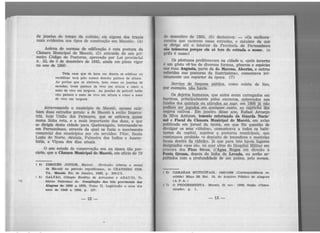 de janelas do tempo da colônia; eis alguns dos traços
mais evidentes nos tipos de construção em Maceió». (4)
Acêrca de normas de edificação é esta postura da
Câmara Municipal de Maceió, (5) extraída do seu pri-
meiro Código de Posturas, aprovado por Lei provincial
n. 32, de 3 de dezembro de 1845, ainda em pleno vigor
no ano de 1866:
Tôda casa que de hora em diante se edificar ou
reedificar terá pelo menos dezoito palmos de altura.
As portas que se abrirem, bem como as janelas de
sacadas, treze palmos de vivo em altura e cinco e
meio de vivo em largura. As janelas de peitoril terão
oito palmos e meio de vivo em altura e cinco e meio
de vivo em largura.
Atravessando o município de Maceió, apenas exis-
tiam duas estradas gerais: a de Maceió à então Impera-
triz, hoje União dos Palmares. que se esticava quase
numa linha reta, e a mais importante das duas, a que
se dirigia desta cidade para Quebrangulo, internando-se
em Pernambuco, através da qual se fazia o movimento
comercial dos municípios por ela servidos: Pilar, Santa
Luzia do Norte, íAtalaia, Palmeira dos Indios e Assem-
bléia, a Viçosa dos dias atuais.
O seu estado de conservação era na época tão pre-
cário, que a Câmara Municipal de Maceió, em ofício de 19
( 4) DlltGUES Jt:TNIOR, Manuel. dl,lvolução urbana e social
de Maceió no período republicano>, in CRAVEIRO COS.
TA. Maceió. Rio de Janeiro, 1939, p. 200·2)1.
( 5). GALVÃO, Olimpio Eusébio de Arroxeias e ARAUJO, Ti-
búreio Valeriano de. Compilação das leis provinci.ail; daS
Alagoas de 1835 a 1872, Tomo II, Legislação e atos dos
anos de 1843 a 1850, p . 157 .
-12-
de dezembro de 1866, (6) declarava: - «Os melhora-
mentos que carecem essas estradas, e máxime da que
Rr dirige até o interior da Província de Pernambuco
Não inúmeros porque ela. só t.em de estrada o nome. (o
grifo é nosso)
Os pântanos proliferavam na cidade e, «pelo inverno
é um gôsto vê-los de diversas formas, gêneros e espécies
nus ruas Augusta, parte da do Macena, Alecrim, e outras
referidas nas posturas da ilustríssima», comentava irâ-
nicamente um repórter da época. {7)
Sery!çQ. de lir:!!peza públic~, como coleta de lixo,
por exemplo, !1ª2..hav.ia.
Os dejetQ_s humanos, que antes eram carregados em
barricas, principalmente pelos escravos, enterrados nos
fundos dos quintais ou atirad~ao mar, em 1866 já não
podiam ~r jogadqs em....qualquer ..canto, ao capriêliOãos
negros cativos. Em janeiro dêsse ano, Rafael Arcanjo
dn Silva Antunes, tenente reformado da. Guarda. Nacio-
nal e Fiscal da Câmara. Municipal de MMeió, em aviso
publicado em jornal da época, em que f.êz questão de
divulgar os seus «títulos», comunicava a todos os habi-
tantes da capital, sujeitos a posturas municipais, que
('Ontinuava proibido «o depósito de imundices e matérias
f<'cais dentro da cidade>, já que para isto havia_lugares
designados -«que são, no mar além do Hospital Militar em
procura dos Páus Sêcos, n'Agntl Ne_gra. em direção à
Ponta Gro~ depois da linha da Levada, ou serão se~
pultadoscõm a profundidade de um palmo, pelo menos,
1 0) CAMARAS MUNICIPAIS. 1865-1866 (Correspondência re-
cebida) Maço 23, Est. 18, do Arquivo Público de Alagoas
(A.P.A.)
f 7) O PROGRESSISTA. Maceió, 21 nov. 1866, Seção 4:Comu.
nicado>, p. 1.
-13-
 