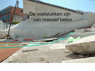 De voetstukken zijn  van massief beton 