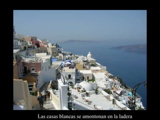 Las casas blancas se amontonan en la ladera 