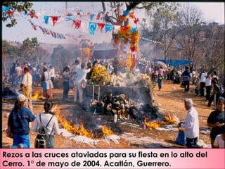 Rezos a las cruces ataviadas para su fiesta en lo alto del
Cerro. 1° de mayo de 2004. Acatlán, Guerrero.
 