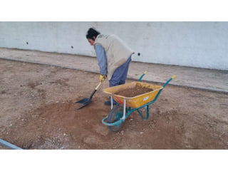 Treballs de jardineria al parc de San Vicent