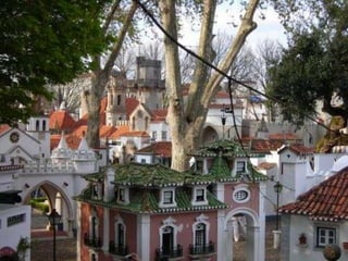    Sede antigua de la Universidad de Coímbra.
   Biblioteca Joanina.
   Parque temático "Portugal dos Pequenitos".
   Catedral Nueva de Coímbra:está situada en la
    plaza principal cerca de la Universidad de
    Coímbra.
   Catedral Vieja de Coímbra es uno de los edificios
    de estilo románico más importantes dePortugal.
    La construcción de la Catedral comenzó después
    de la Batalla de Ourique (1139), cuando Afonso
    Henriques se declaró rey de Portugal y
    escogió Coímbra como capital del reino.
 