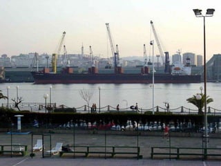 Actualmente la superficie edificada de La Coruña se sitúa en el
55% del total de su territorio municipal, es decir, que la ciudad
ocupa una extensión de 20 kilómetros cuadrados (sobre un
ayuntamiento de 36,83) y mantiene 246.056 habitantes. La
población total y la extensión del área metropolitana de La
Coruña varían según los autores. Su influencia abarca, desde
luego, más allá de la comarca coruñesa, alcanzando también a
las comarcas de Bergantiños, Betanzos, Eume y Ferrol.



   El puerto de La Coruña es el de mayor volumen mercantil en
Galicia, aumentando el tráfico de mercancías un 23% en 2008. El
puerto mueve más de 14 millones de toneladas anuales. La
mayoría de su tráfico son graneles líquidos, como petróleo para
la refinería y bioetanol. Comercia con graneles sólidos, como
madera, cemento, carbón, coque, zinc, etc. En menor medida
trafica con contenedores y otras mercancías. Su volumen
pesquero es el segundo en importancia en Galicia y posee una de
las principales lonjas del país. El puerto de La Coruña es también
un punto de escala para grandes cruceros.
 