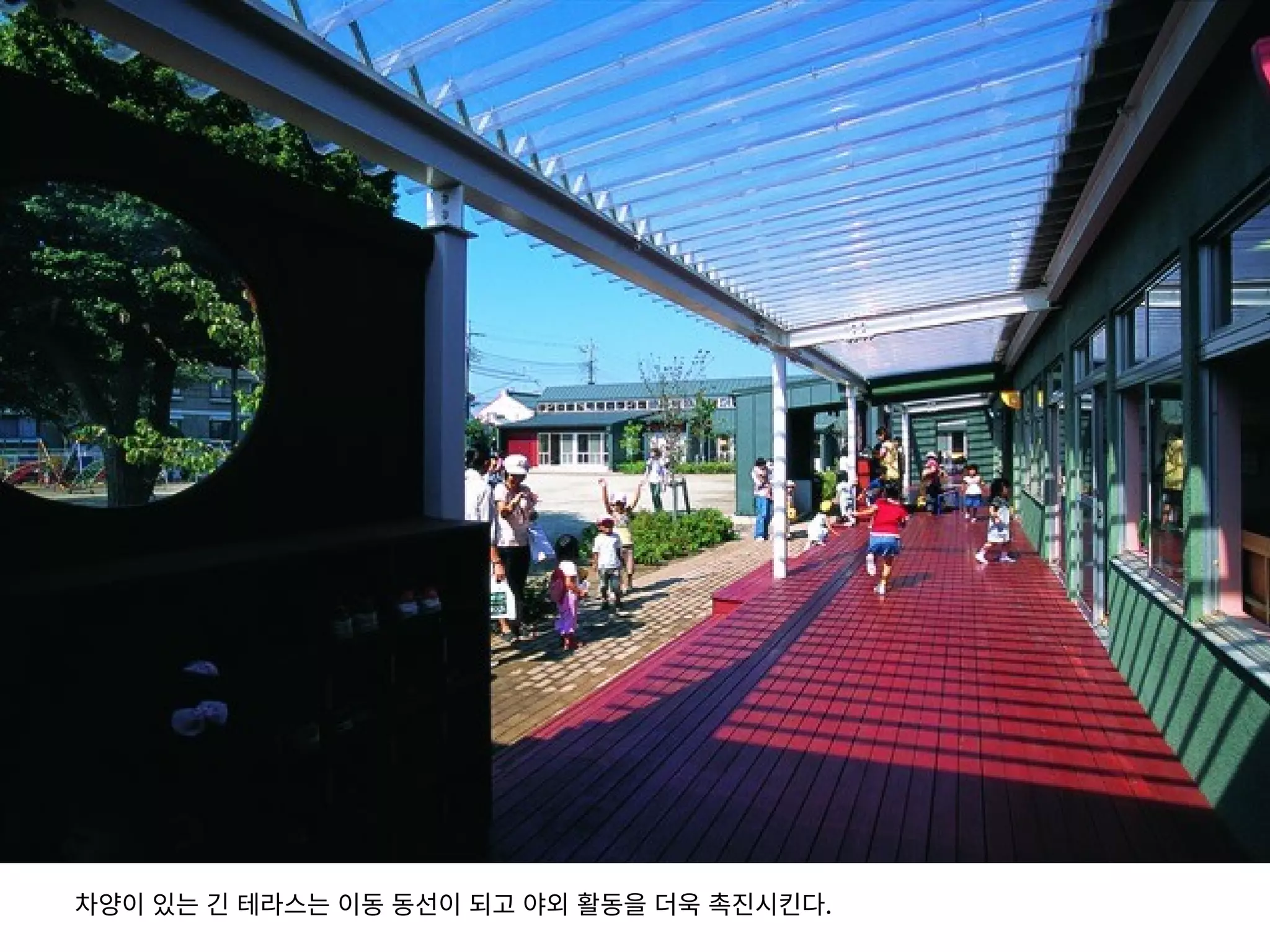 차양이 있는 긴 테라스는 이동 동선이 되고 야외 활동을 더욱 촉진시킨다.
 