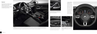 Um prazer de condução imperturbado: as patilhas
selectores no volante permitem passagens de
caixa suaves, sem necessidade de retirar uma mão
do volante.
O volante multifunções
em couro evidencia-se
pelo agradável manuse-
amento que proporciona.
Através dos seus botões
podem ser, por exemplo,
confortavelmente coman-
dados o rádio e o telemó-
vel. O couro que o reves-
te é um material natural
que adere especialmente
bem às mãos, além de
contribuir para uma
atmosfera de requinte
adicional no habitáculo.
A regulação eléctrica do banco do condutor pro-
porciona o máximo conforto e um ajuste indivi-
dual de grande precisão. O banco pode ser ajus-
tado em altura e no ângulo de inclinação.
O puxador da porta com uma configuração inu-
sual e elementos em alumínio é simultaneamente
prático e esteticamente bonito.
O habitáculo associa uma ergonomia perfeita a uma imagem de conjunto expressiva, sem esquecer o lado prático. Os bancos dianteiros desportivos proporcio-
nam uma agradável envolvência nas curvas. O revestimento do volante, do punho da alavanca do travão de mão e do manípulo da alavanca de velocidades em
couro preto combina bem com agilidade. Os apelativos elementos decorativos em alumínio completam o aspecto geral equilibrado.
Interior
Não pretenderá naturalmente usufruir
apenas de uma boa condução, mas
também do maior bem-estar.
O Scirocco oferece-lhe, por isso, a par
de equipamentos desportivos, também
um elevado nível de conforto.
Scirocco – Interior22
 